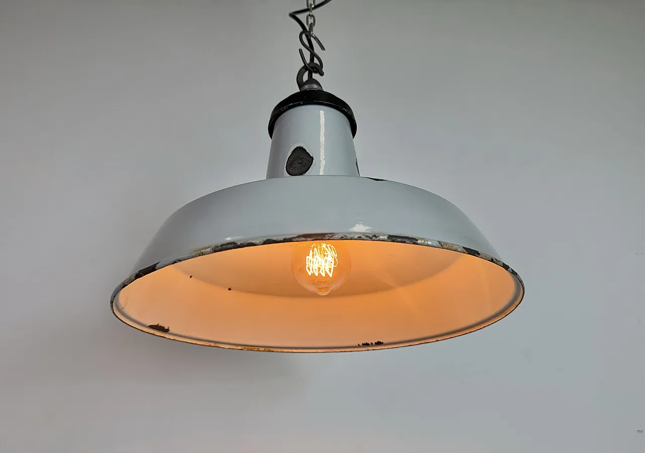 Lampada a sospensione industriale di fabbrica in smalto grigio, anni '60 10