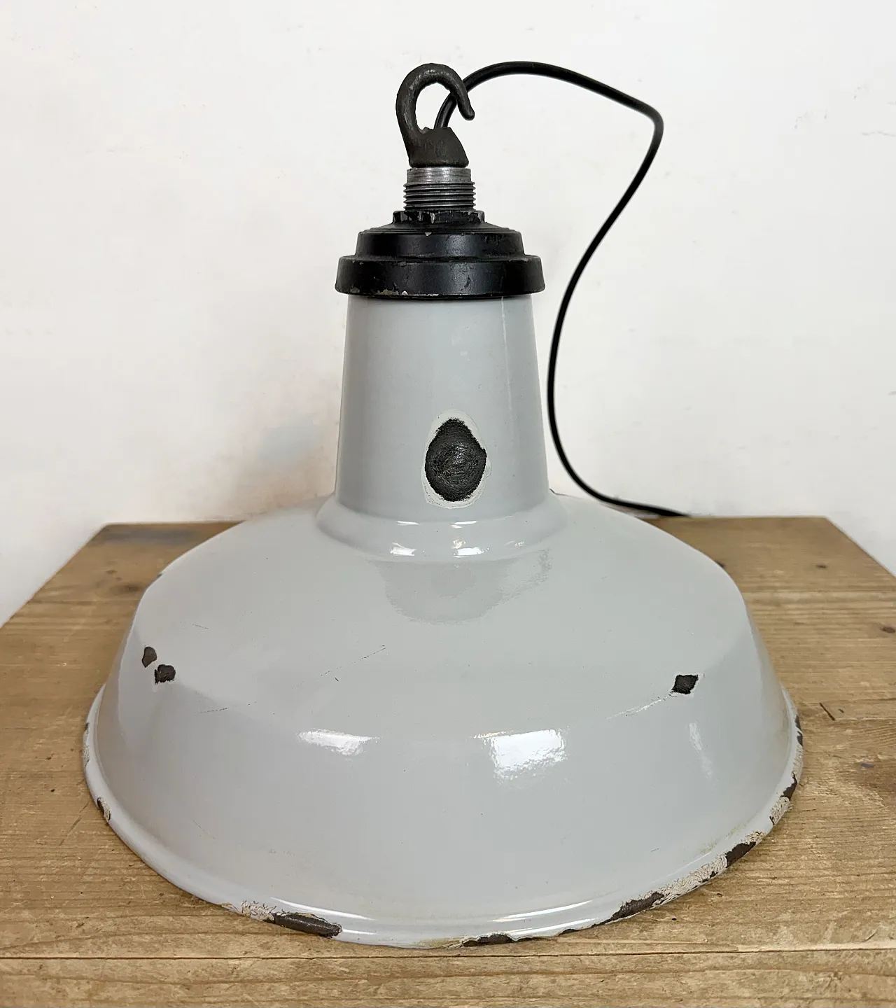 Lampada a sospensione industriale di fabbrica in smalto grigio, anni '60 11