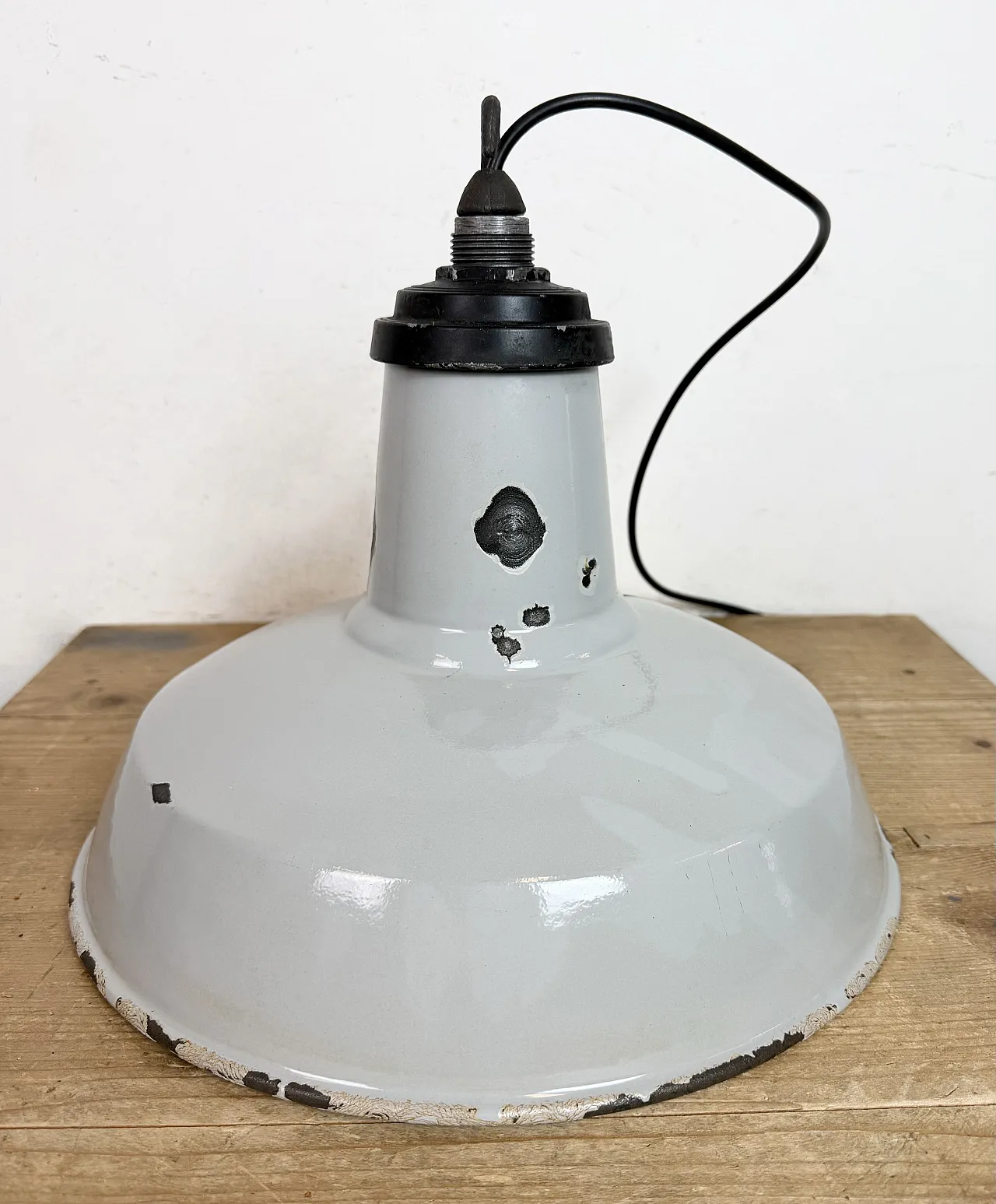 Lampada a sospensione industriale di fabbrica in smalto grigio, anni '60 12