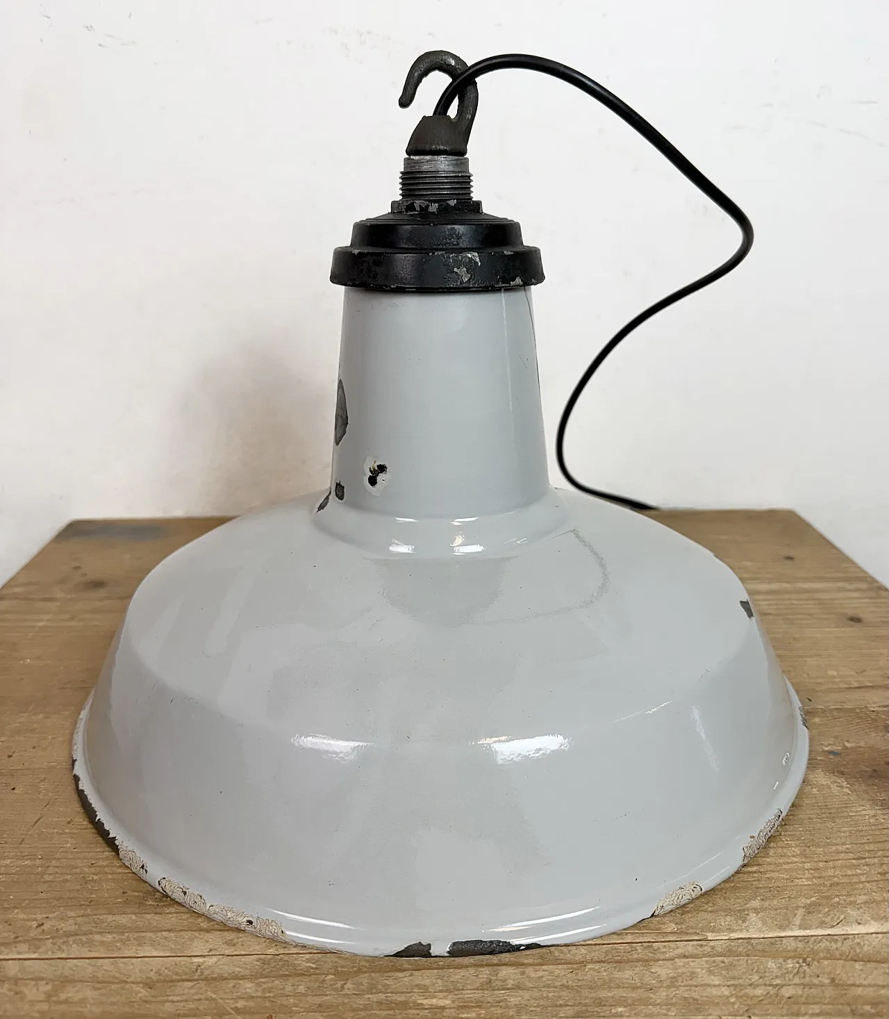 Lampada a sospensione industriale di fabbrica in smalto grigio, anni '60 13