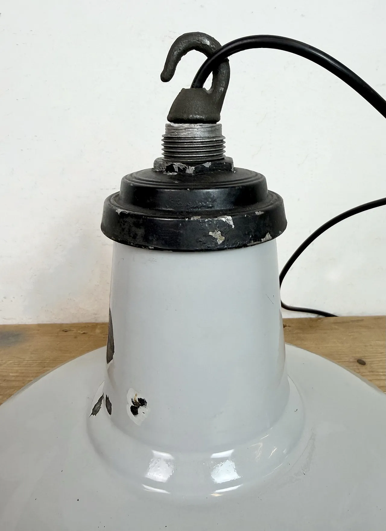 Lampada a sospensione industriale di fabbrica in smalto grigio, anni '60 14