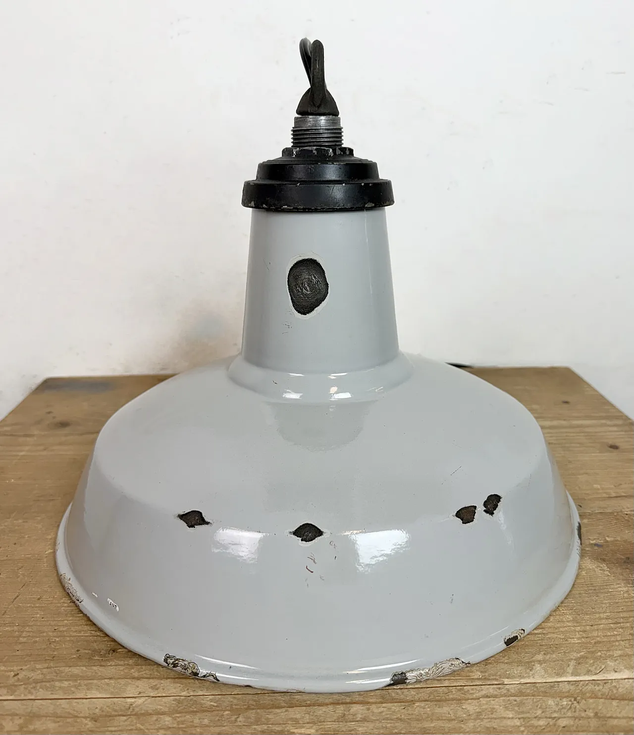 Lampada a sospensione industriale di fabbrica in smalto grigio, anni '60 15