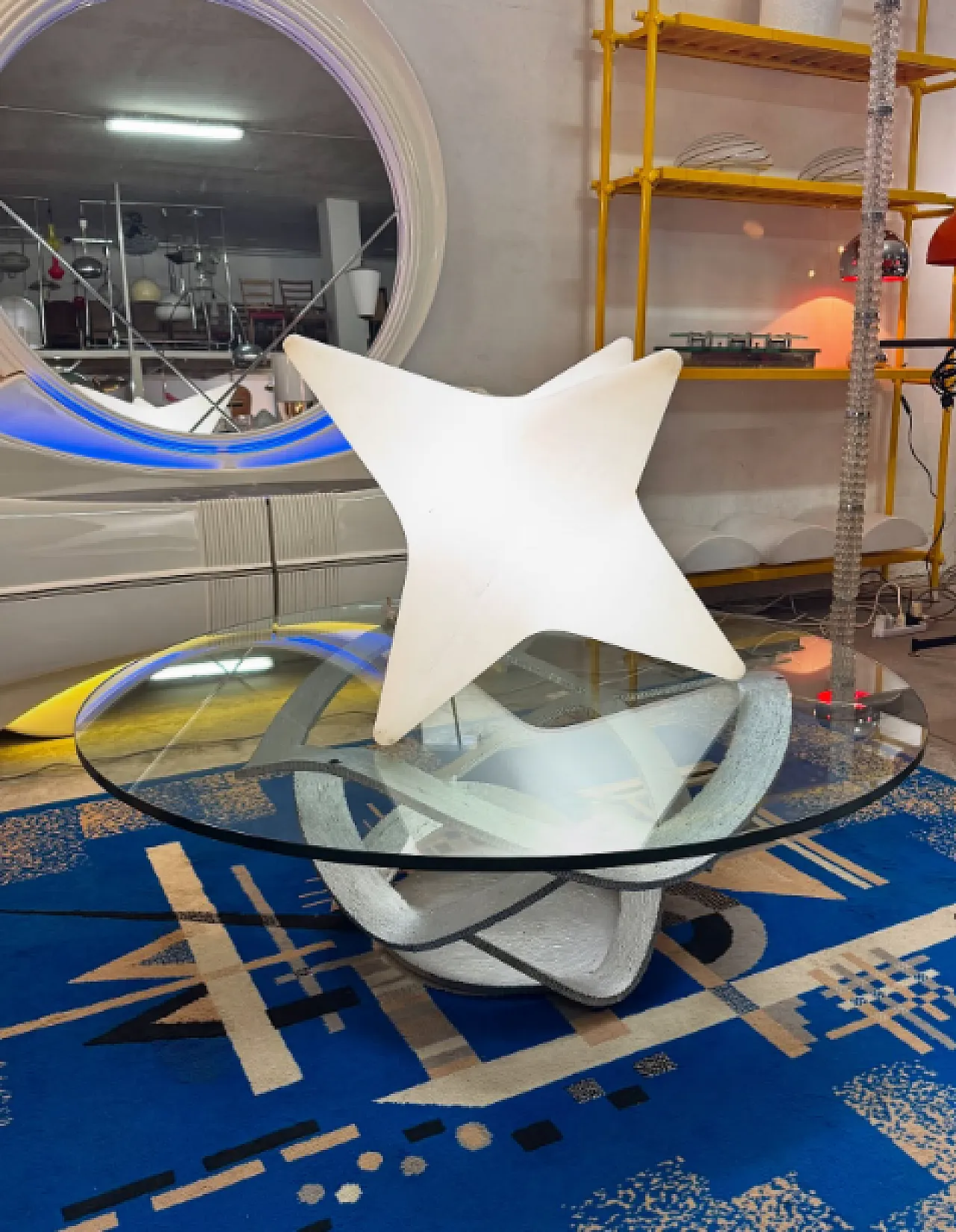 Tavolino in vetro e ferro verniciato e curvato, anni '70 1