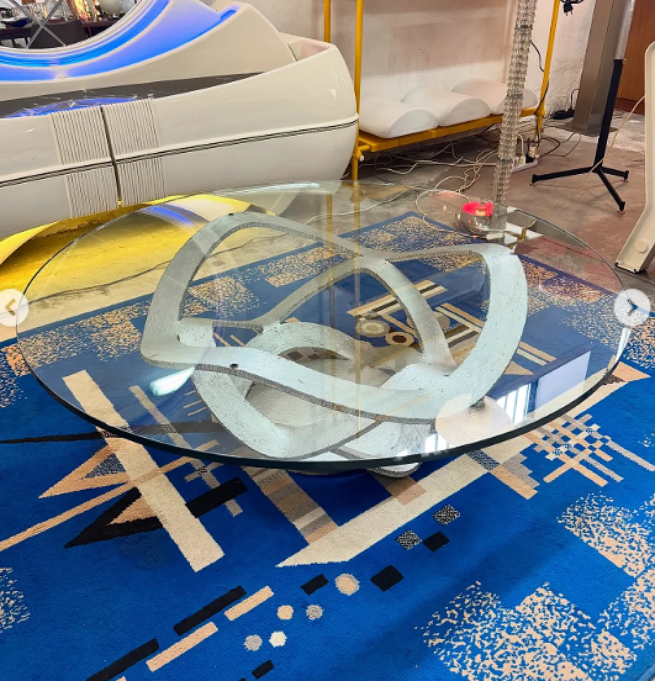 Tavolino in vetro e ferro verniciato e curvato, anni '70 4