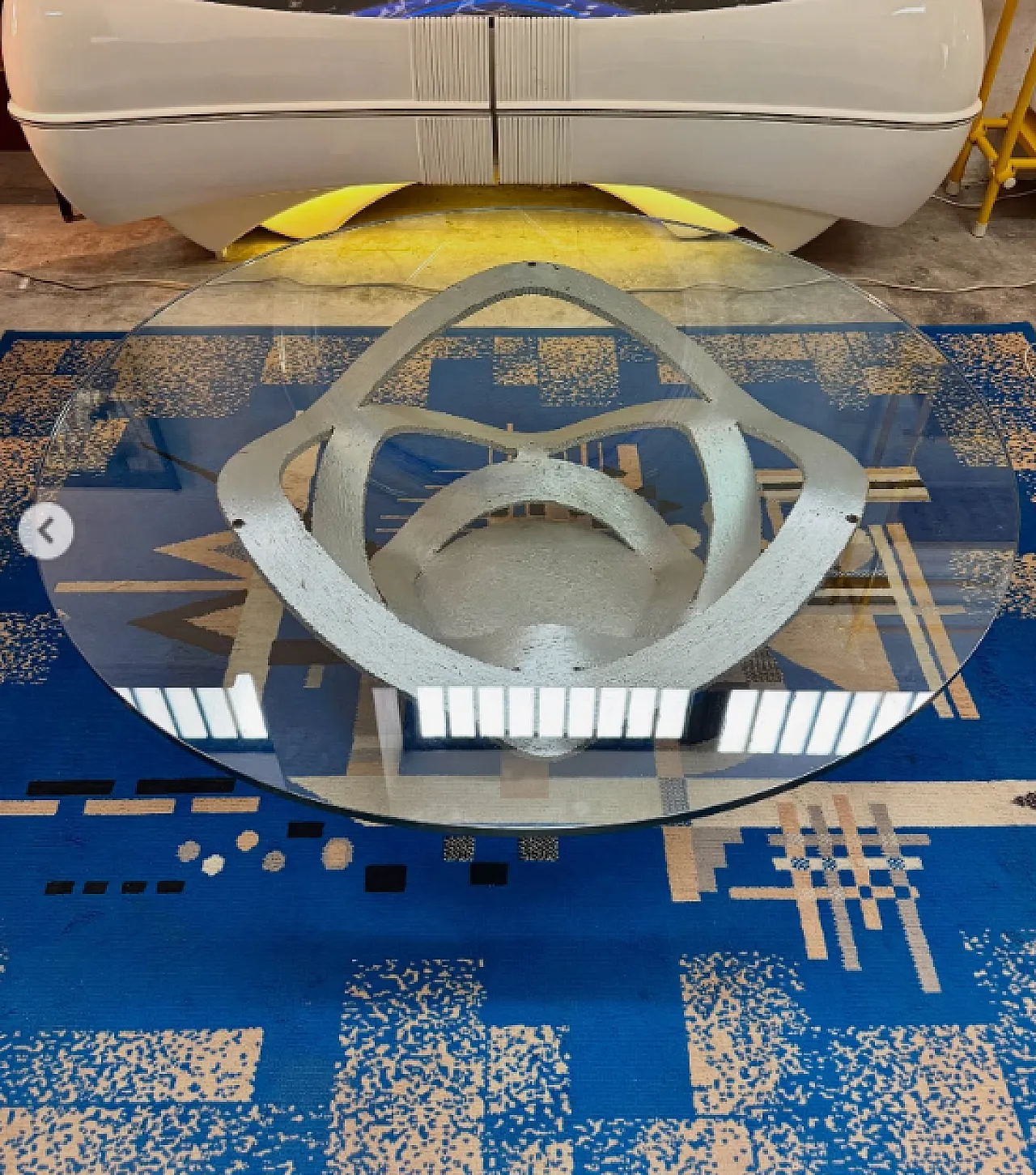 Tavolino in vetro e ferro verniciato e curvato, anni '70 7