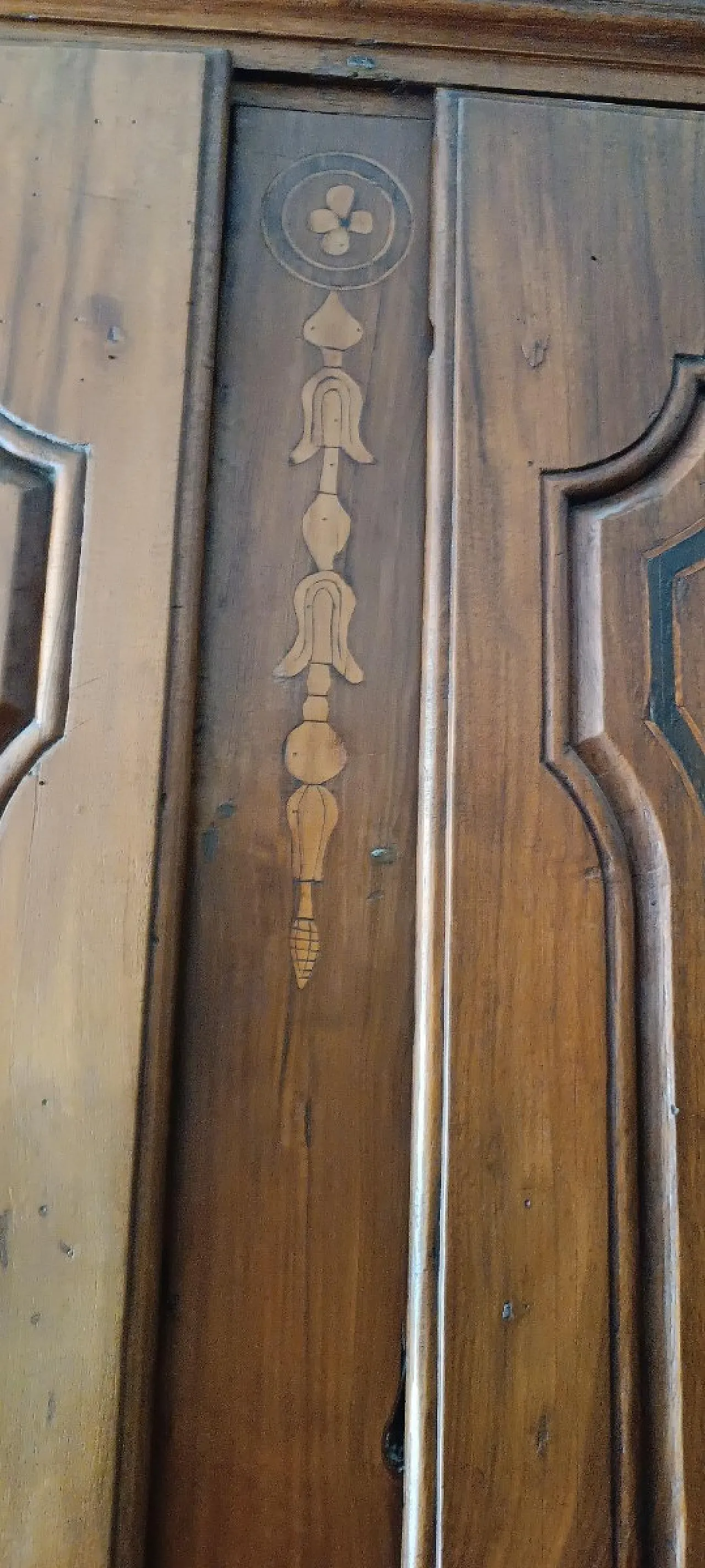Wooden sacristy sideboard with shelf, 18th century 10
