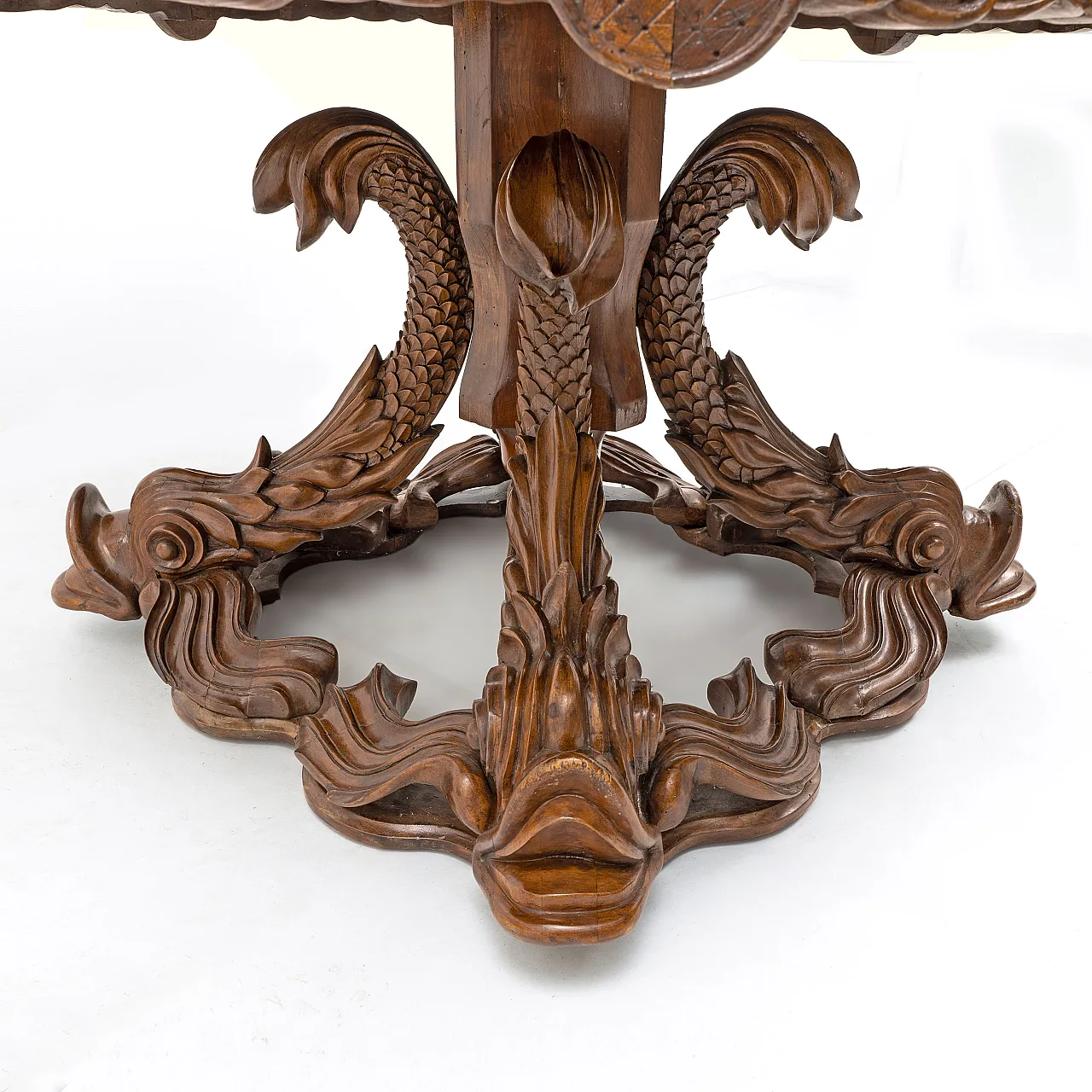 Henry Eyles  style Victorian Walnut Center Table England, 19th century 3