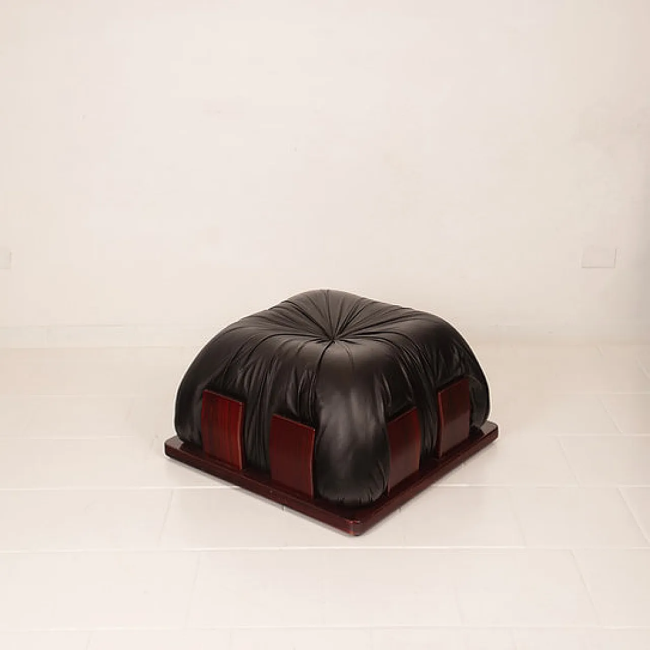 Pouf Dragone in pelle e padouk, anni '70 1
