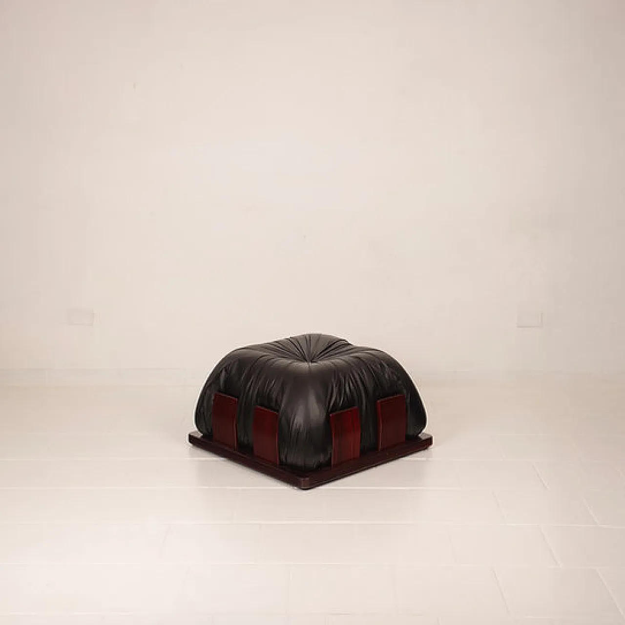Pouf Dragone in pelle e padouk, anni '70 12