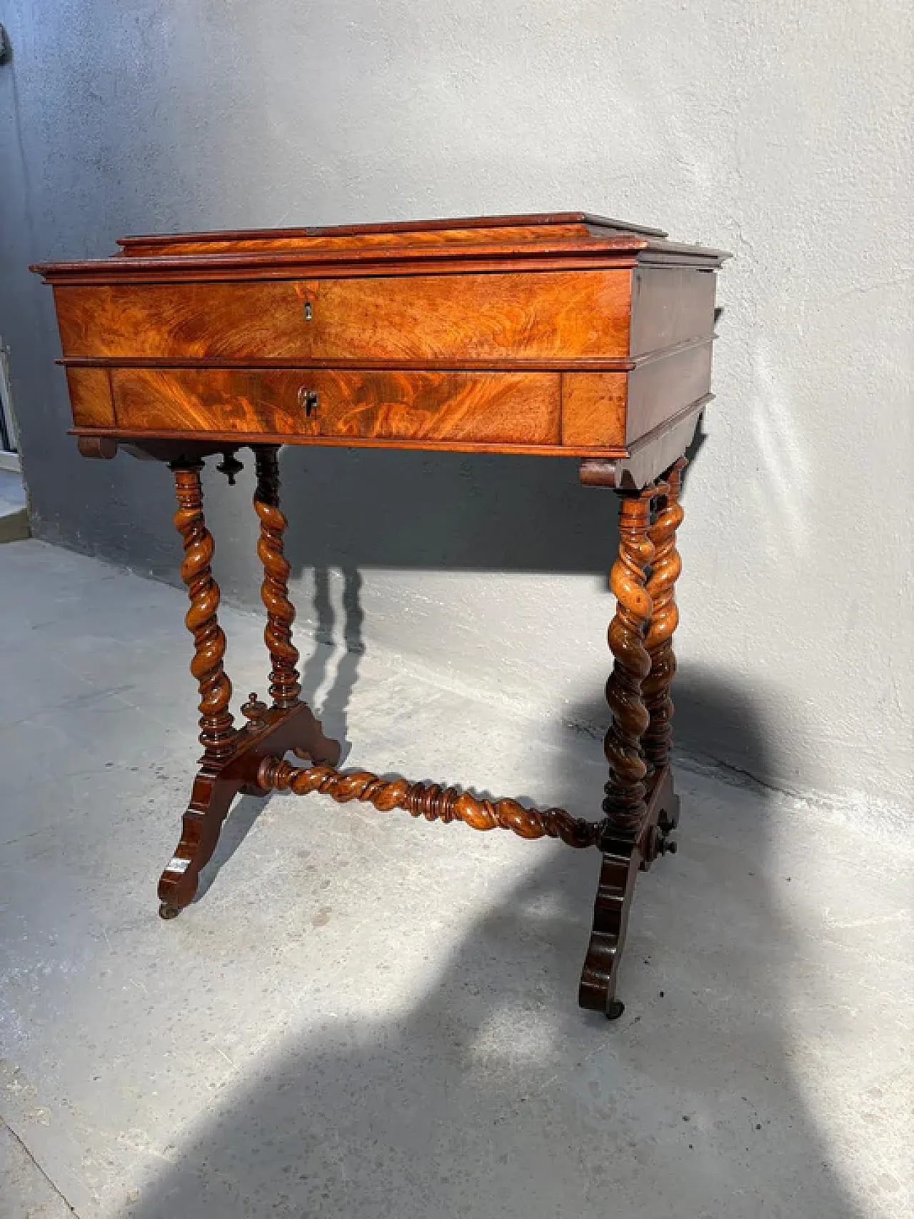 Tavolo da cucito in legno con cassetto, '900 1