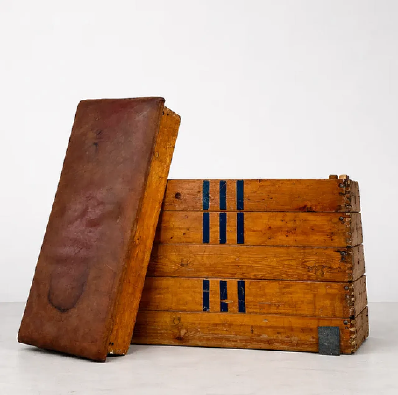 Gym vaulting box in wood and leather, mid-20th century 3