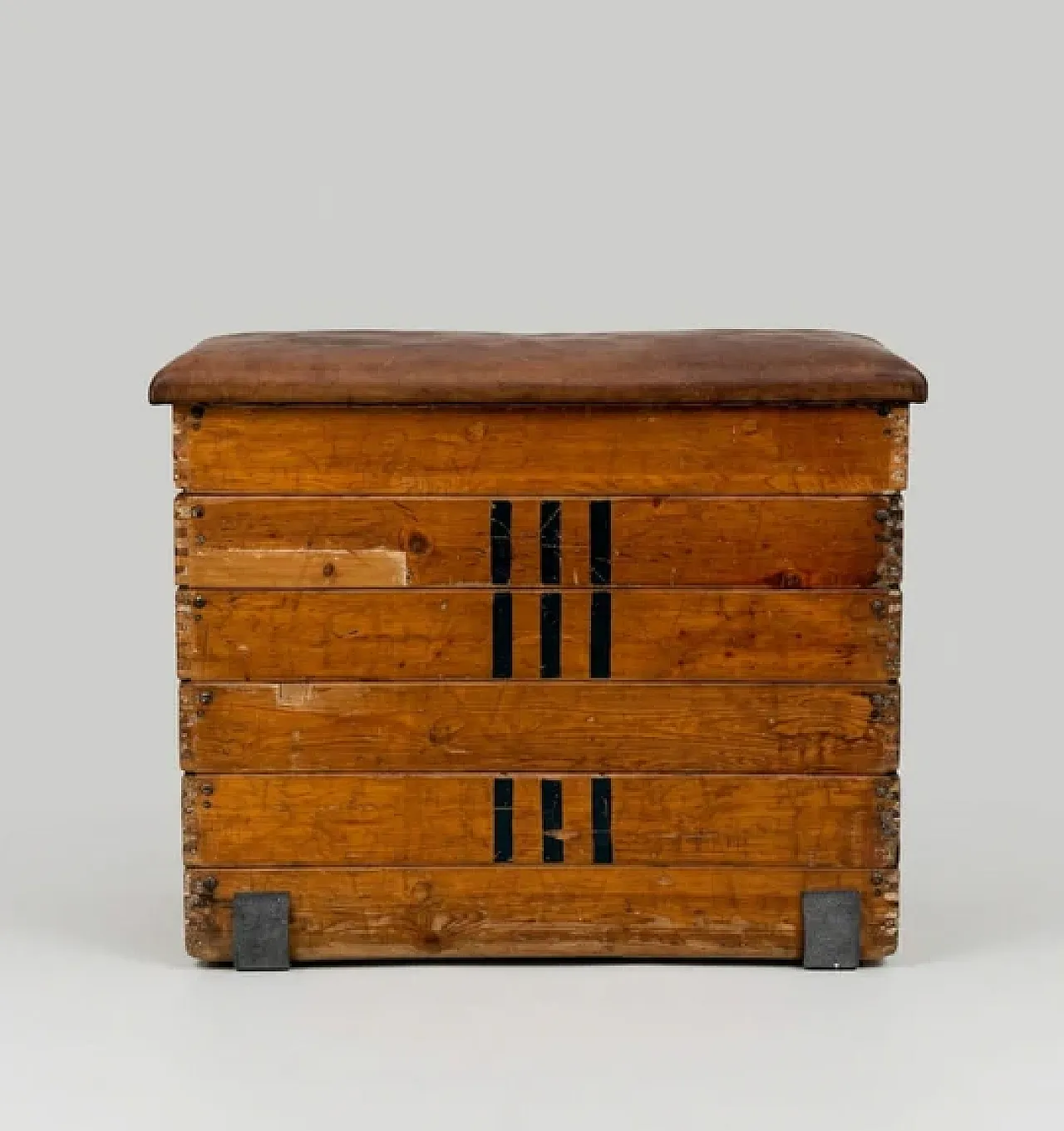 Gym vaulting box in wood and leather, mid-20th century 6
