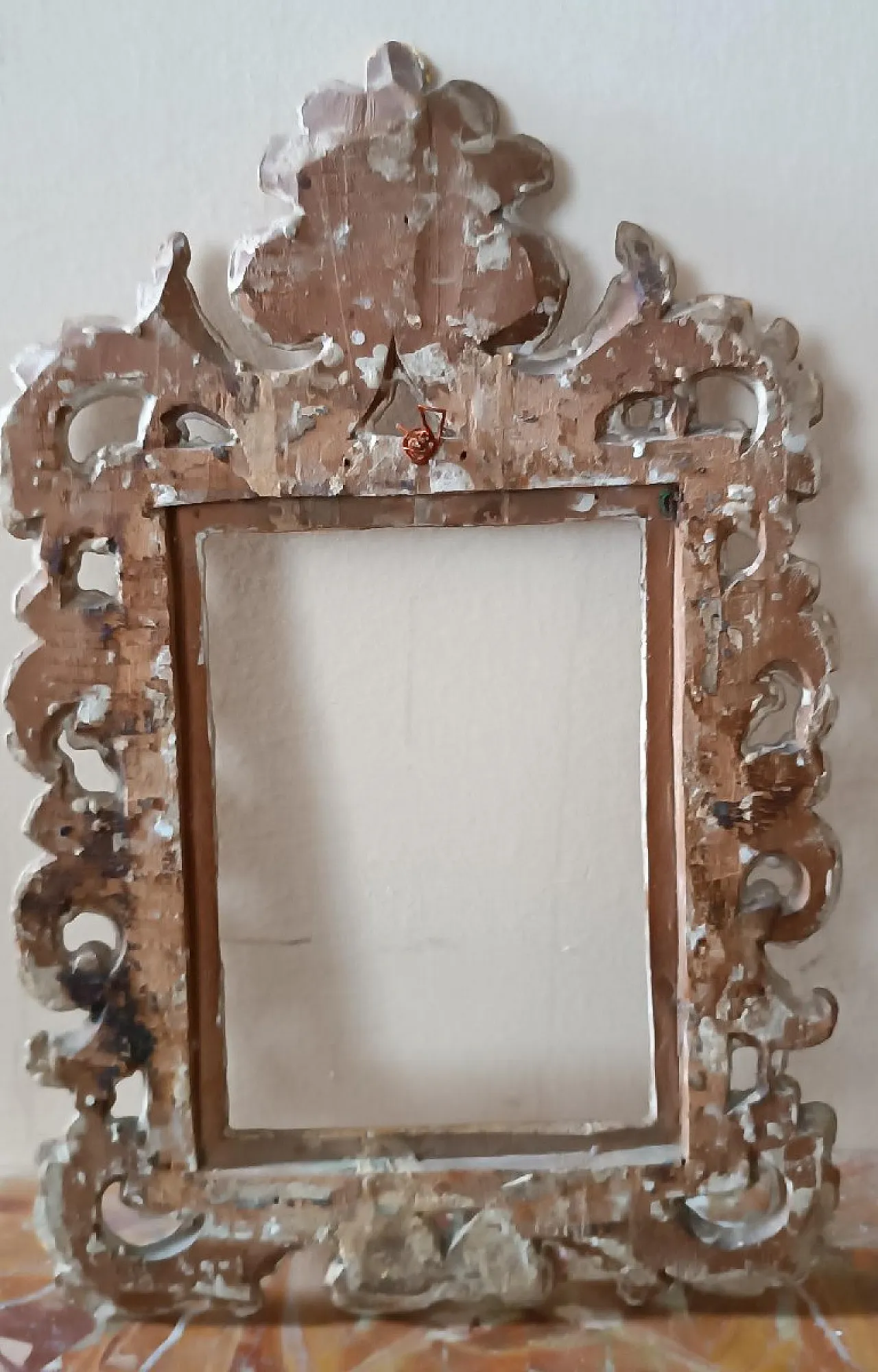 Carved and gilded wooden frame, 18th century 7