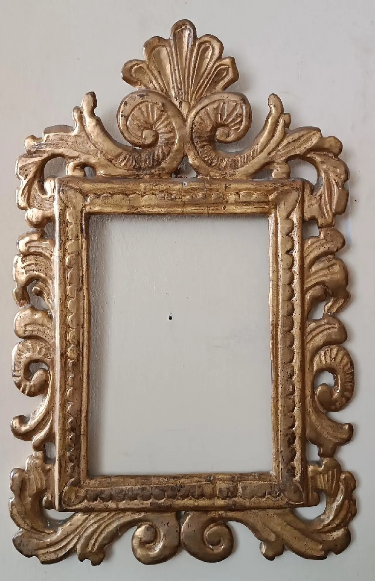 Carved and gilded wooden frame, 18th century 8
