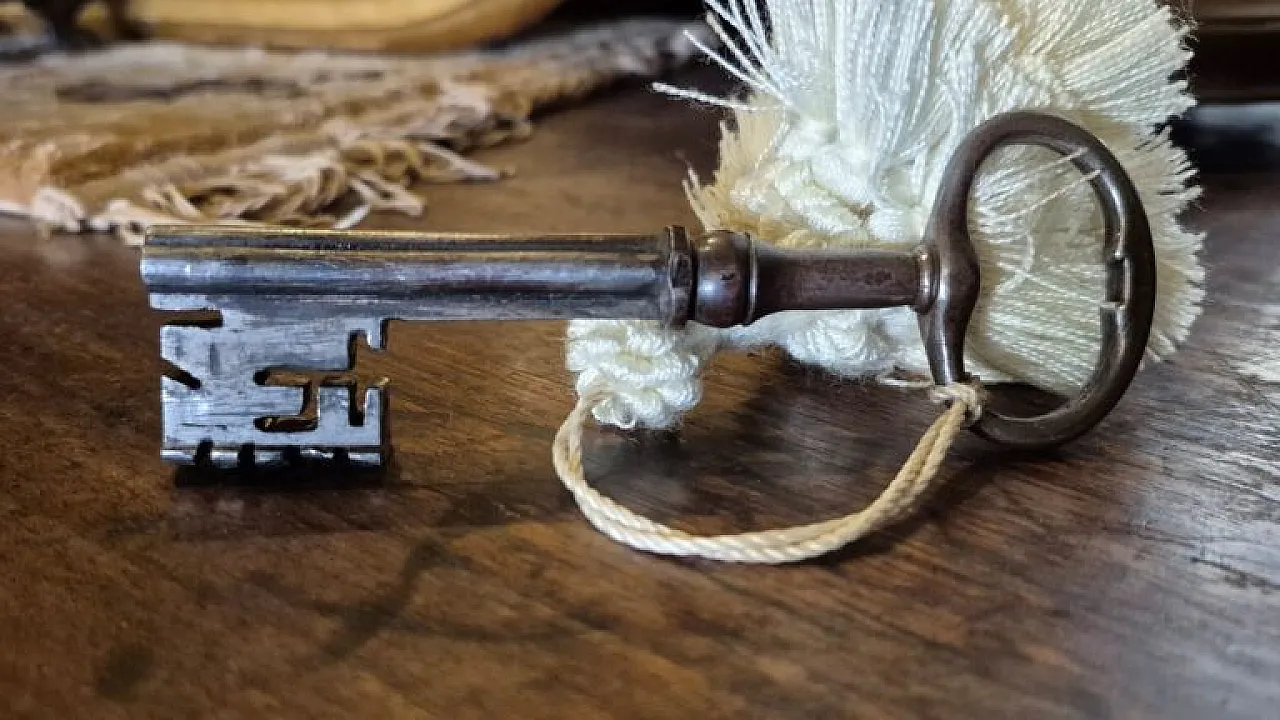 Armadio Luigi XIV in legno di noce, '700 12