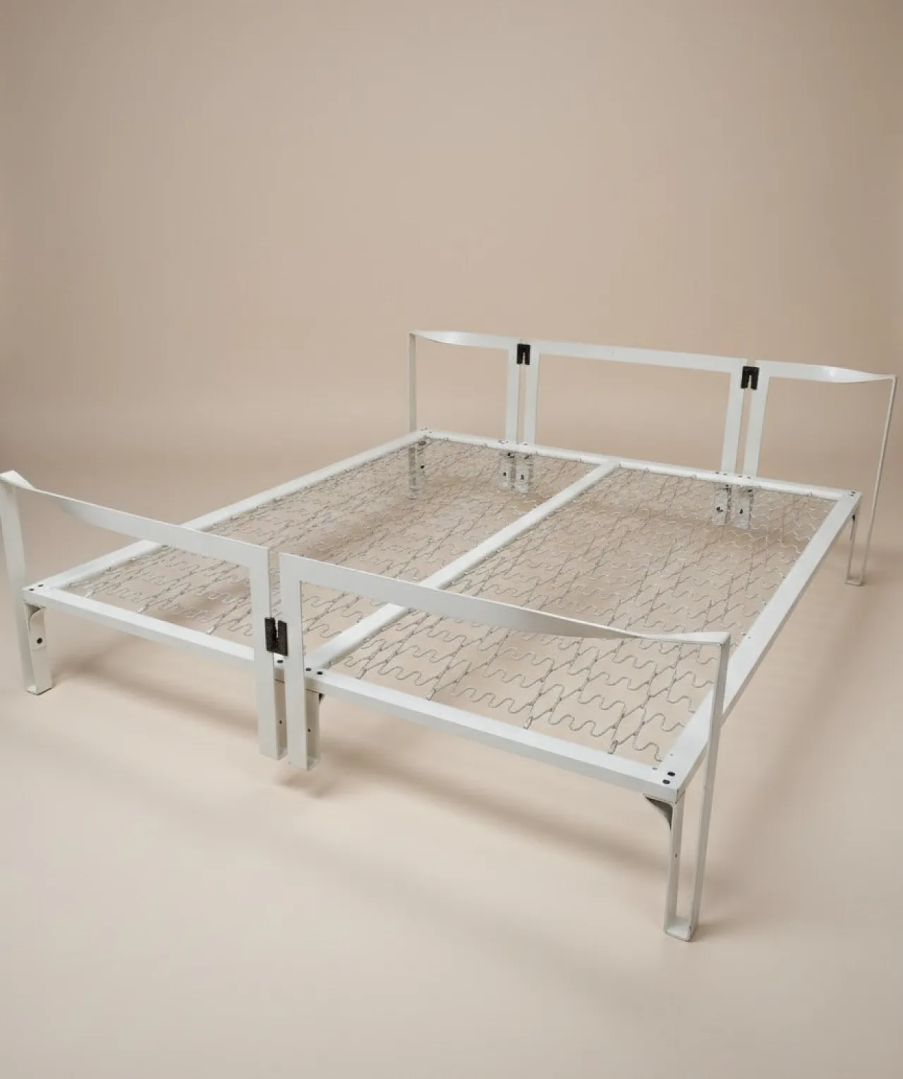Letto matrimoniale Vanessa in metallo bianco da Tobia Scarpa, anni '70 3