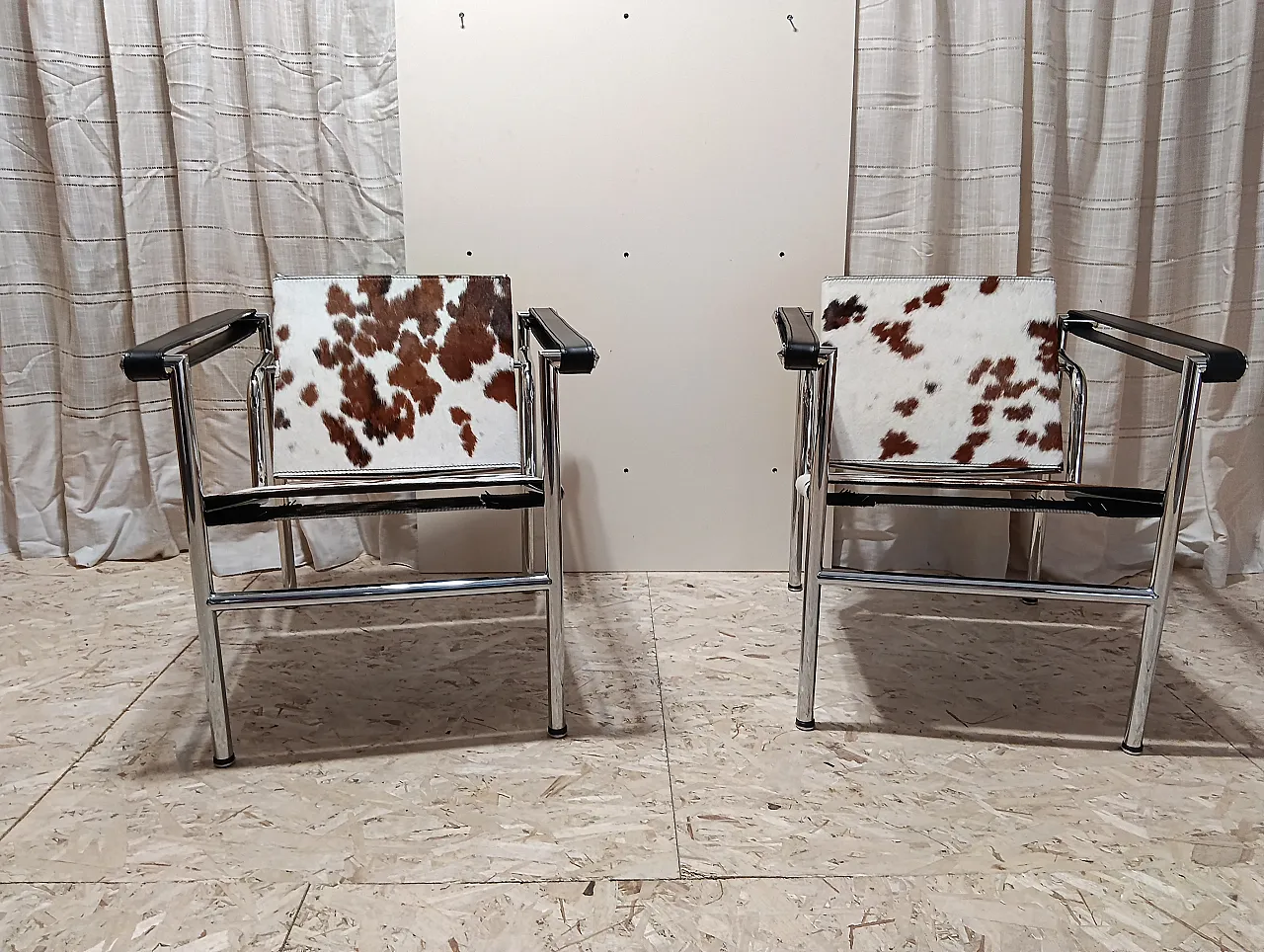 Coppia di LC1 di Alivar pelo maculato bianco e marrone, anni 2000 1