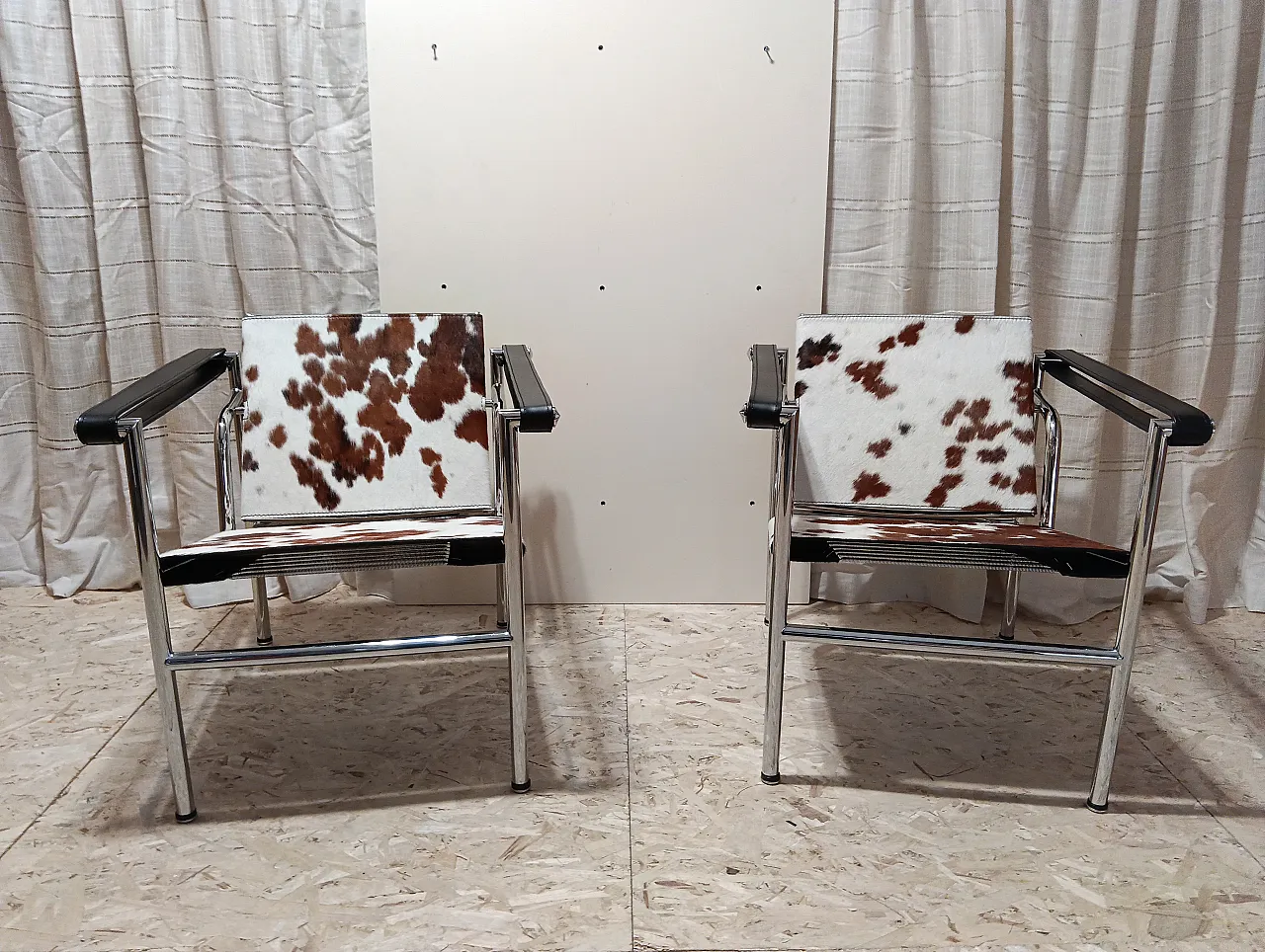 Coppia di LC1 di Alivar pelo maculato bianco e marrone, anni 2000 3