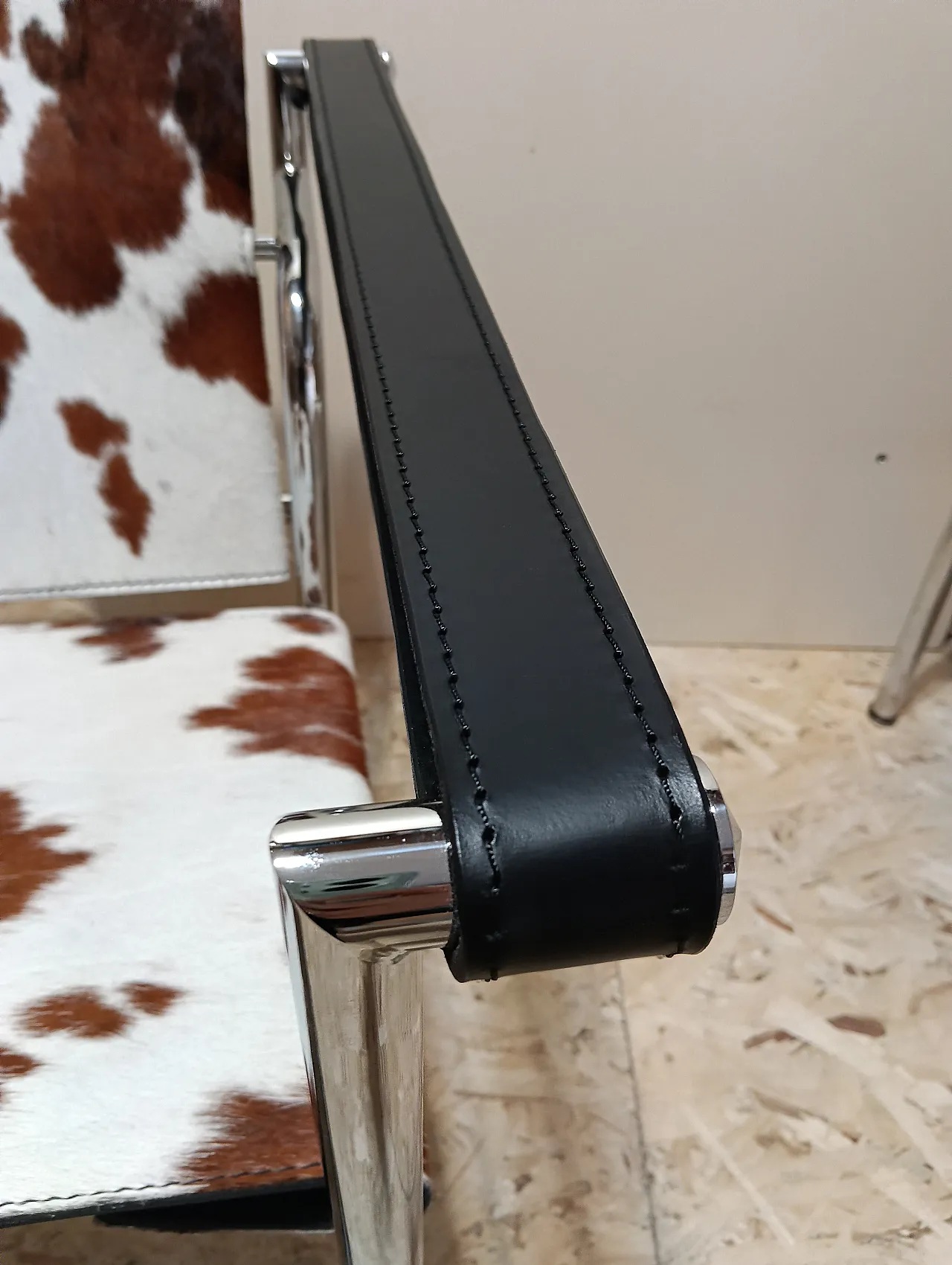 Coppia di LC1 di Alivar pelo maculato bianco e marrone, anni 2000 12