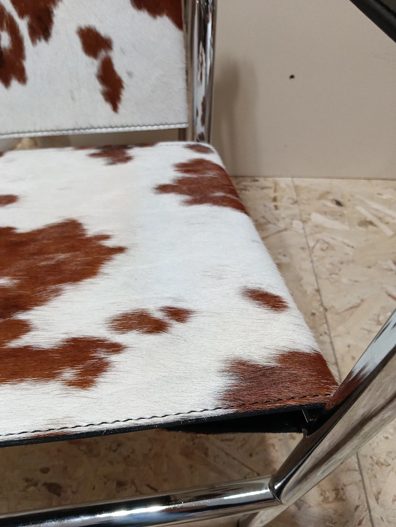 Coppia di LC1 di Alivar pelo maculato bianco e marrone, anni 2000 13