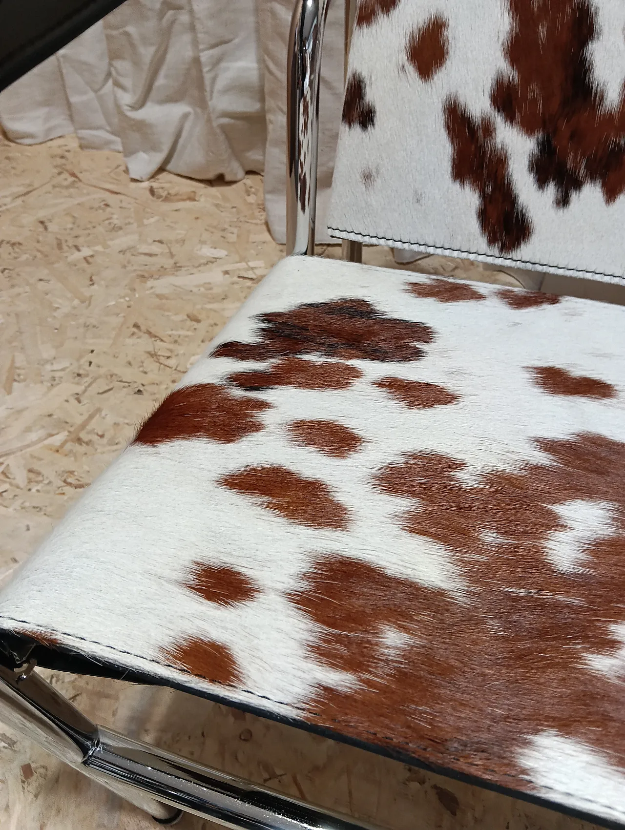 Coppia di LC1 di Alivar pelo maculato bianco e marrone, anni 2000 14