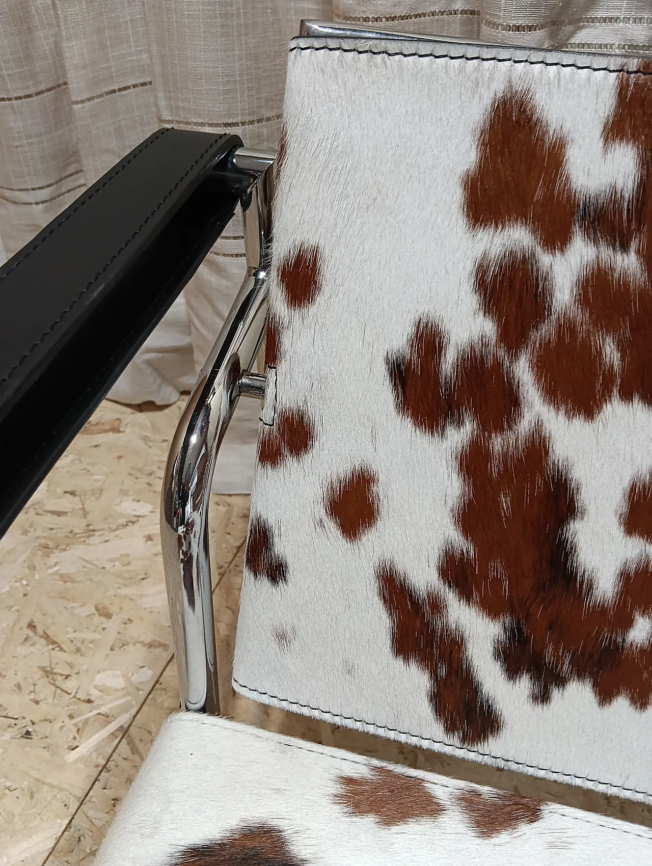 Coppia di LC1 di Alivar pelo maculato bianco e marrone, anni 2000 15