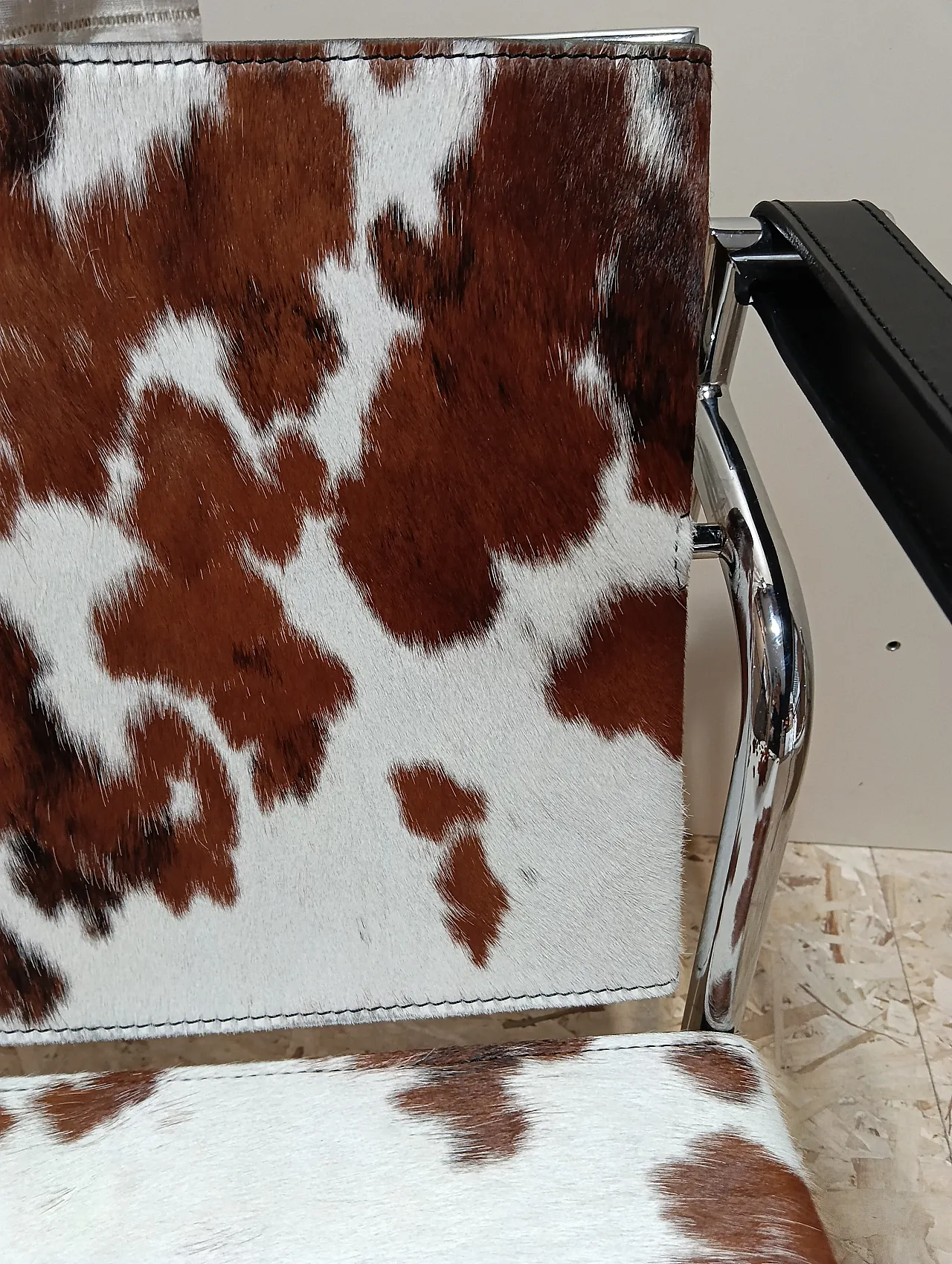 Coppia di LC1 di Alivar pelo maculato bianco e marrone, anni 2000 16