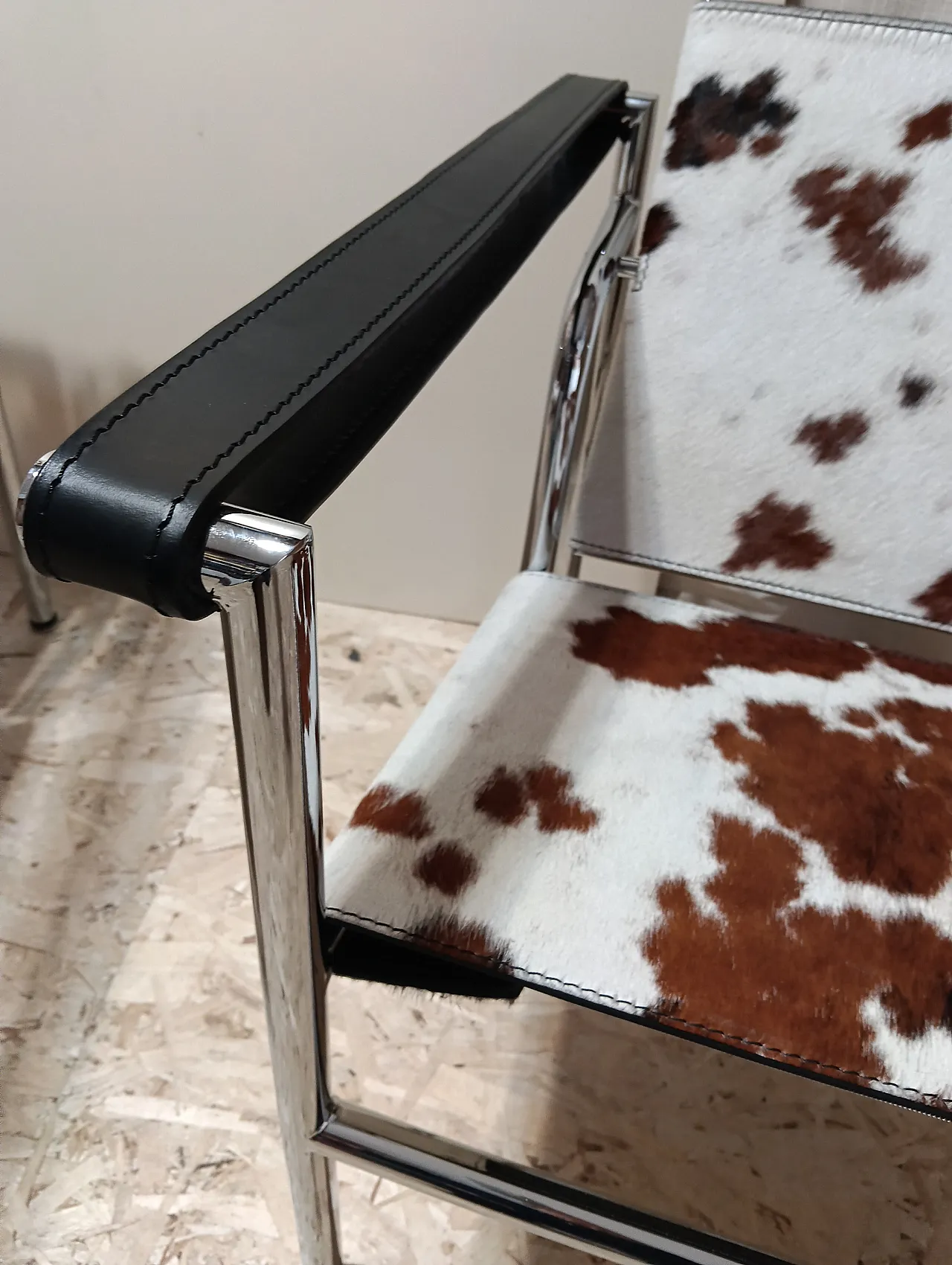 Coppia di LC1 di Alivar pelo maculato bianco e marrone, anni 2000 19