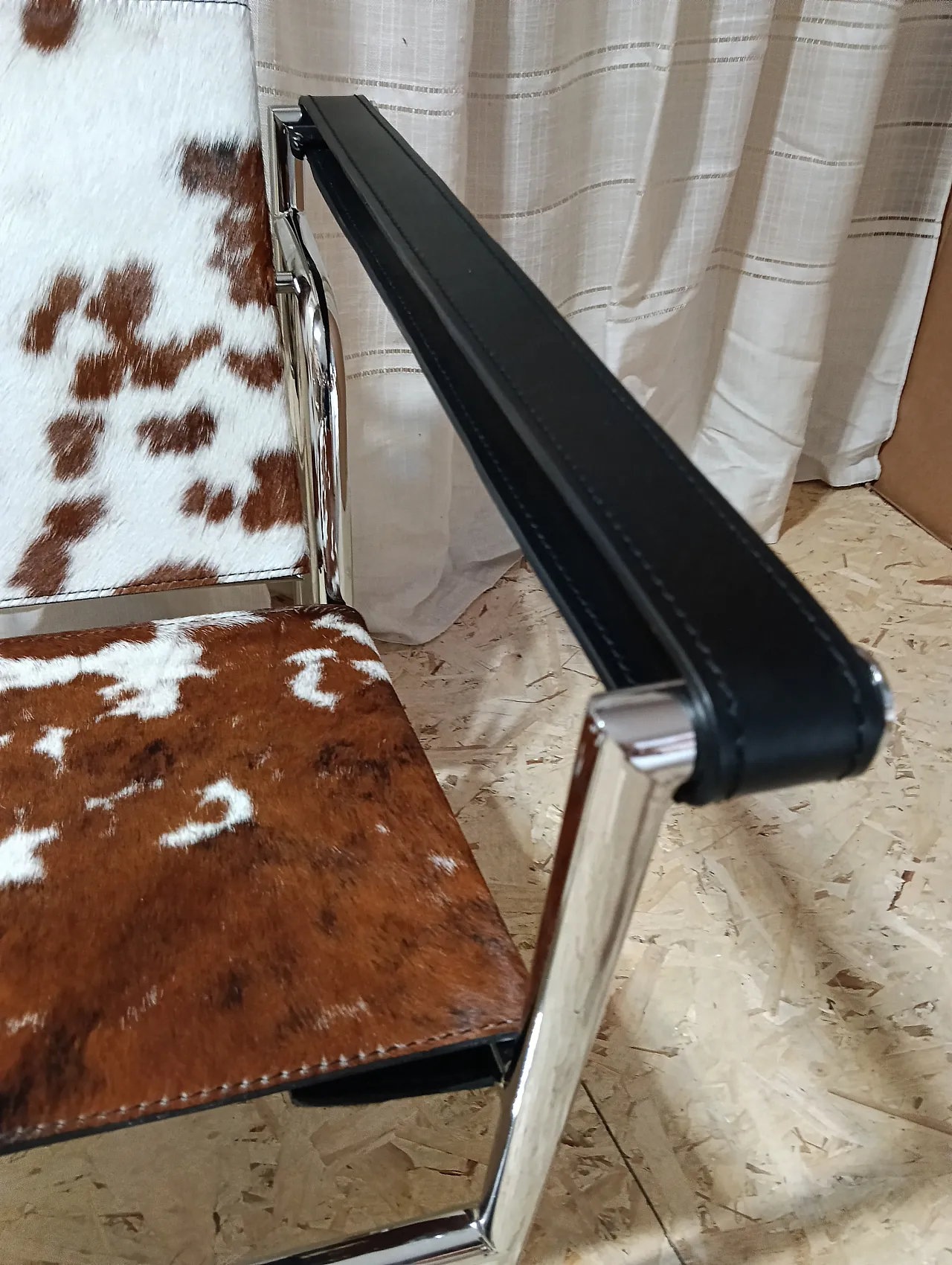 Coppia di LC1 di Alivar pelo maculato bianco e marrone, anni 2000 20
