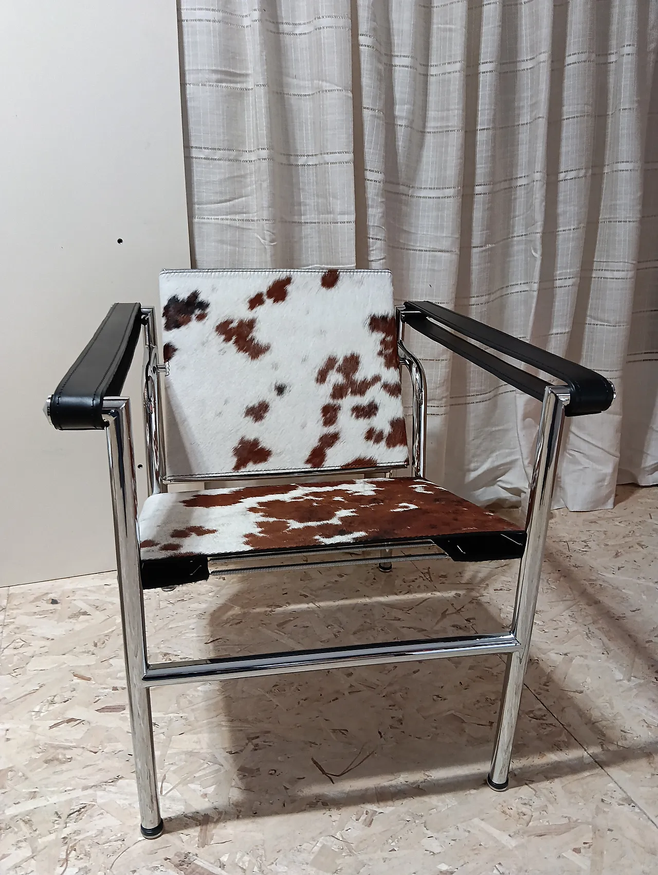 Coppia di LC1 di Alivar pelo maculato bianco e marrone, anni 2000 24