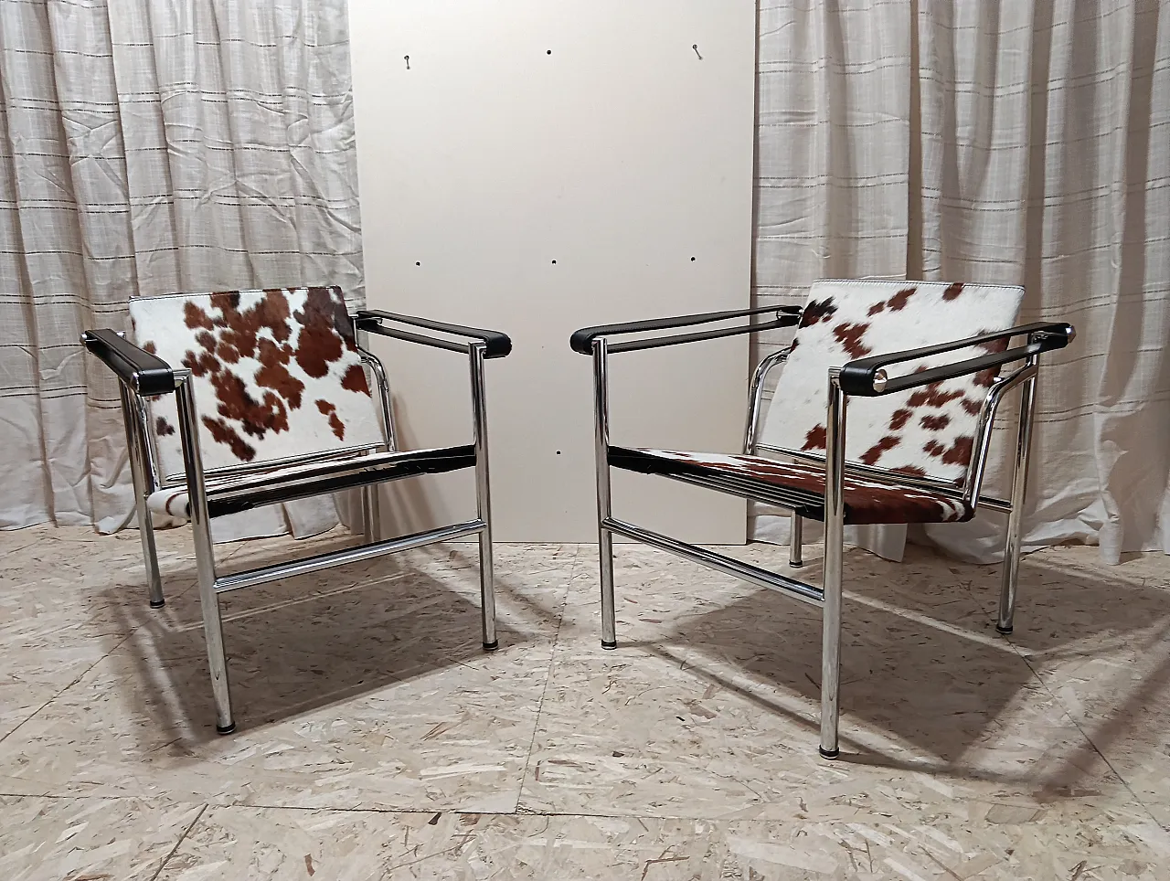 Coppia di LC1 di Alivar pelo maculato bianco e marrone, anni 2000 27