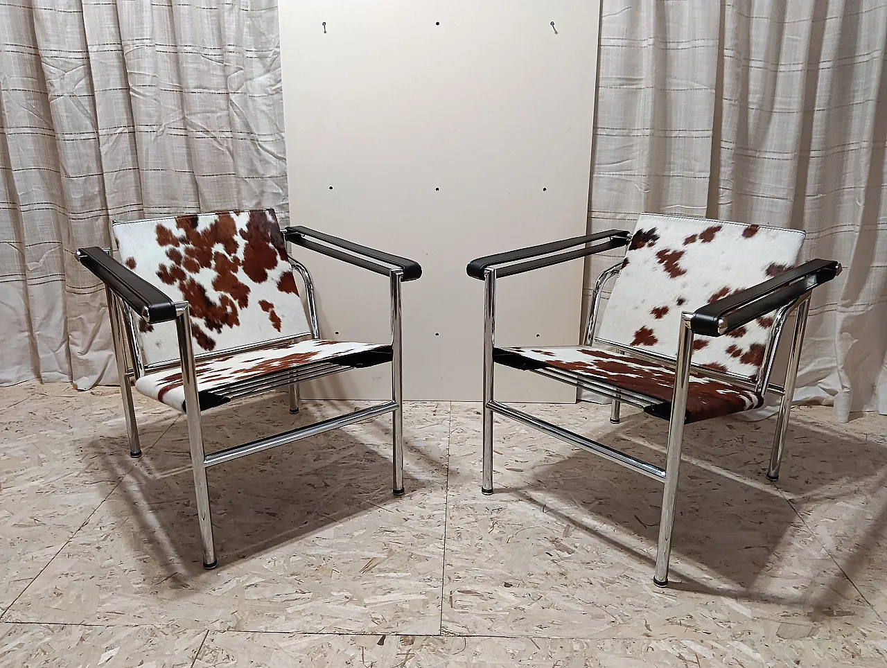 Coppia di LC1 di Alivar pelo maculato bianco e marrone, anni 2000 28