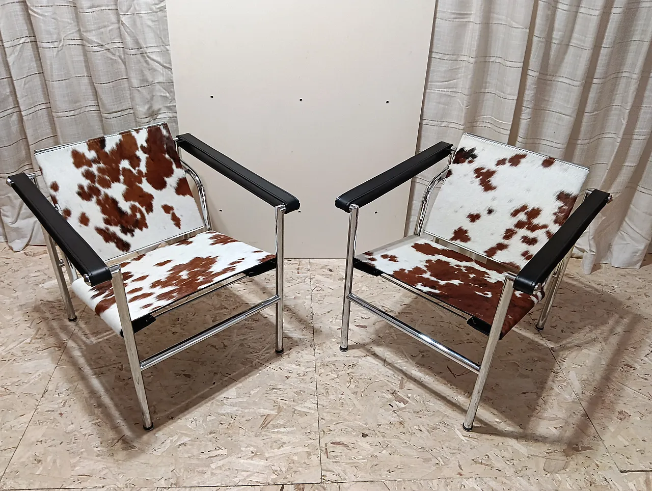 Coppia di LC1 di Alivar pelo maculato bianco e marrone, anni 2000 29