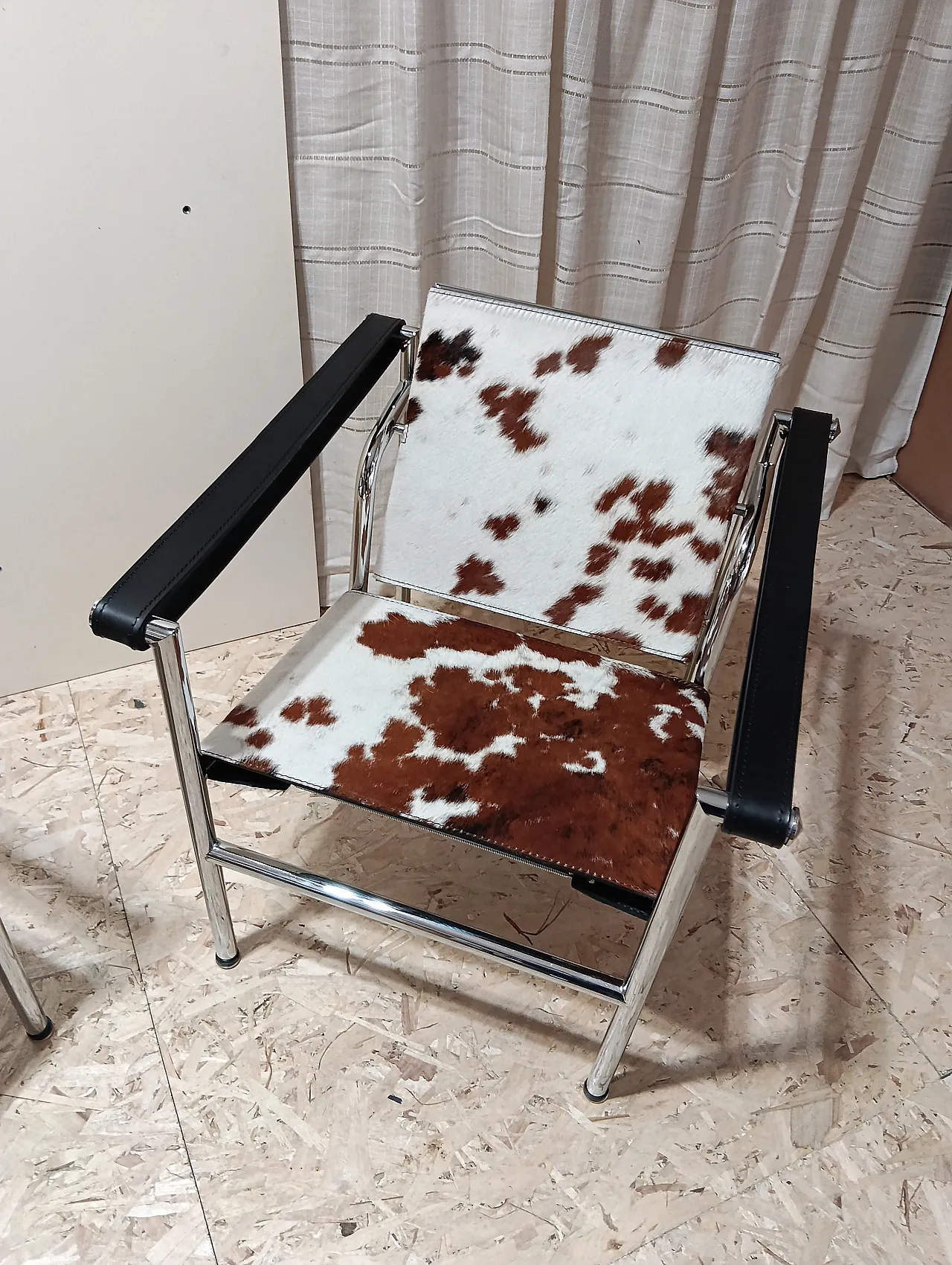 Coppia di LC1 di Alivar pelo maculato bianco e marrone, anni 2000 32