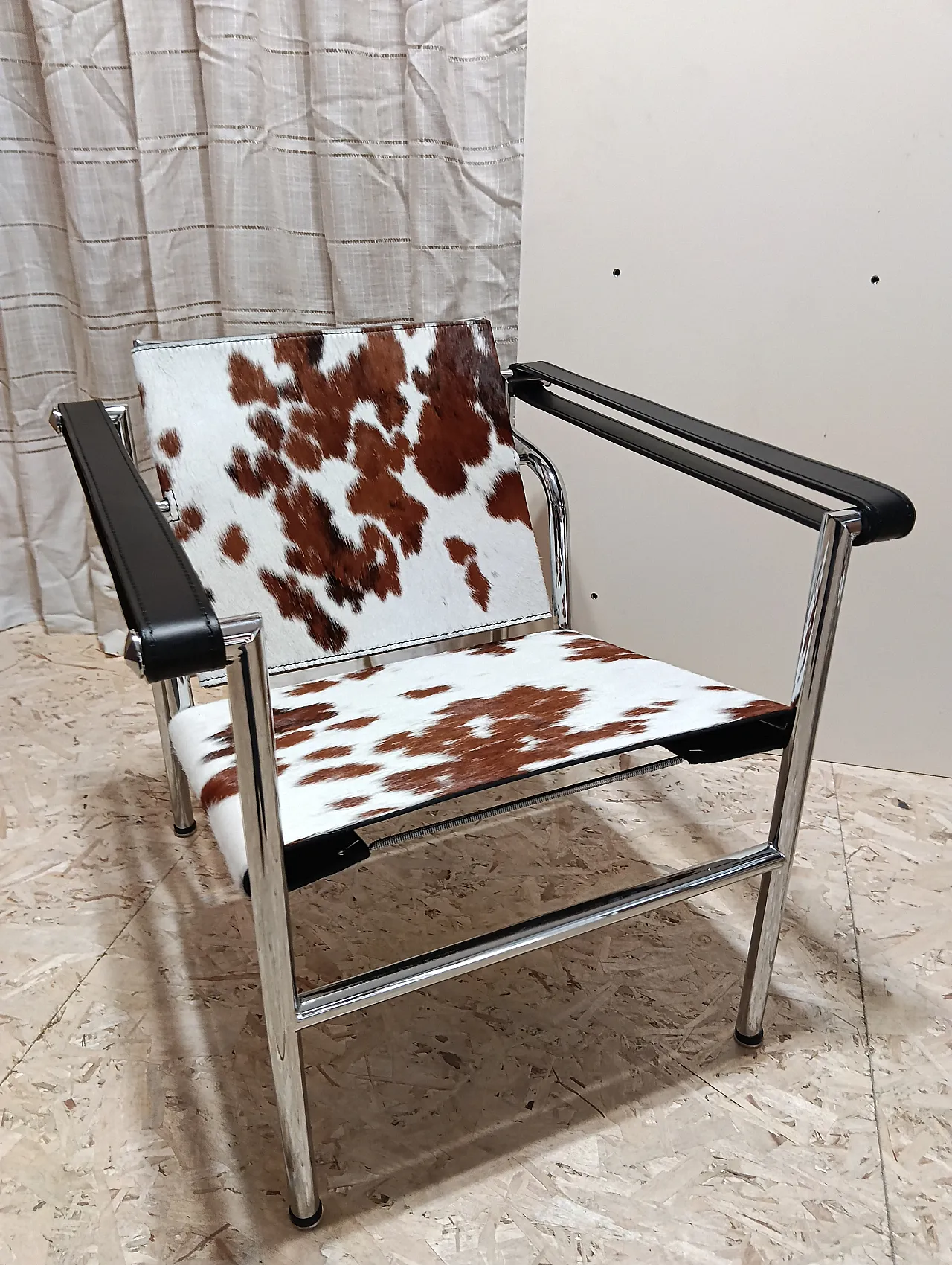 Coppia di LC1 di Alivar pelo maculato bianco e marrone, anni 2000 34