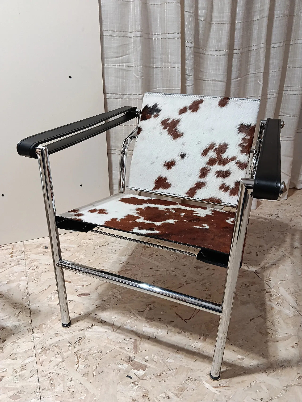 Coppia di LC1 di Alivar pelo maculato bianco e marrone, anni 2000 35