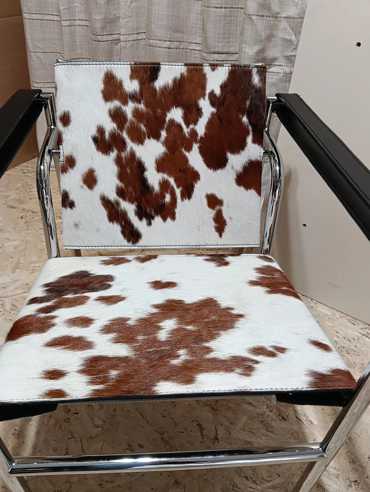 Coppia di LC1 di Alivar pelo maculato bianco e marrone, anni 2000 37