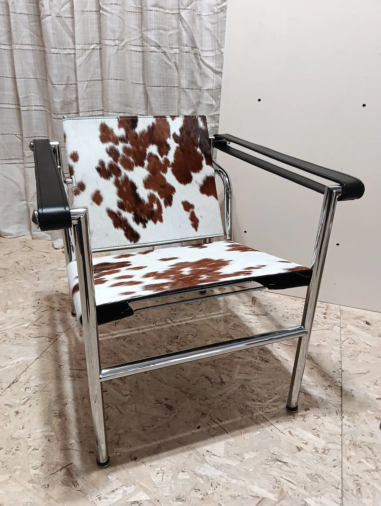 Coppia di LC1 di Alivar pelo maculato bianco e marrone, anni 2000 42