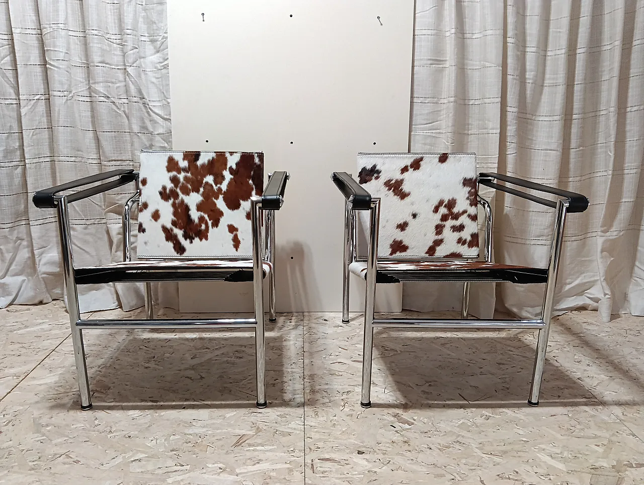 Coppia di LC1 di Alivar pelo maculato bianco e marrone, anni 2000 43