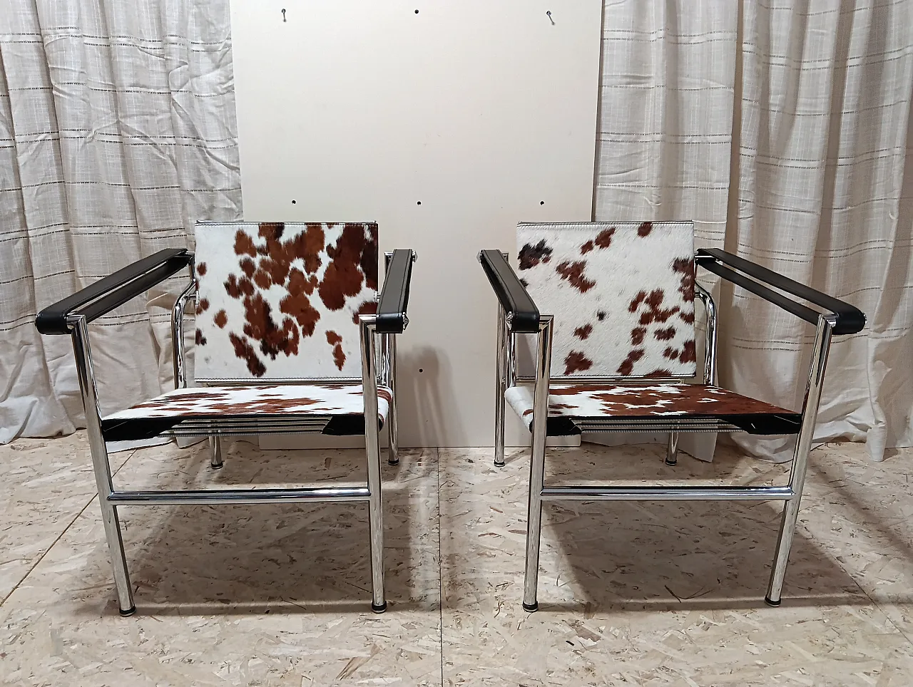 Coppia di LC1 di Alivar pelo maculato bianco e marrone, anni 2000 45
