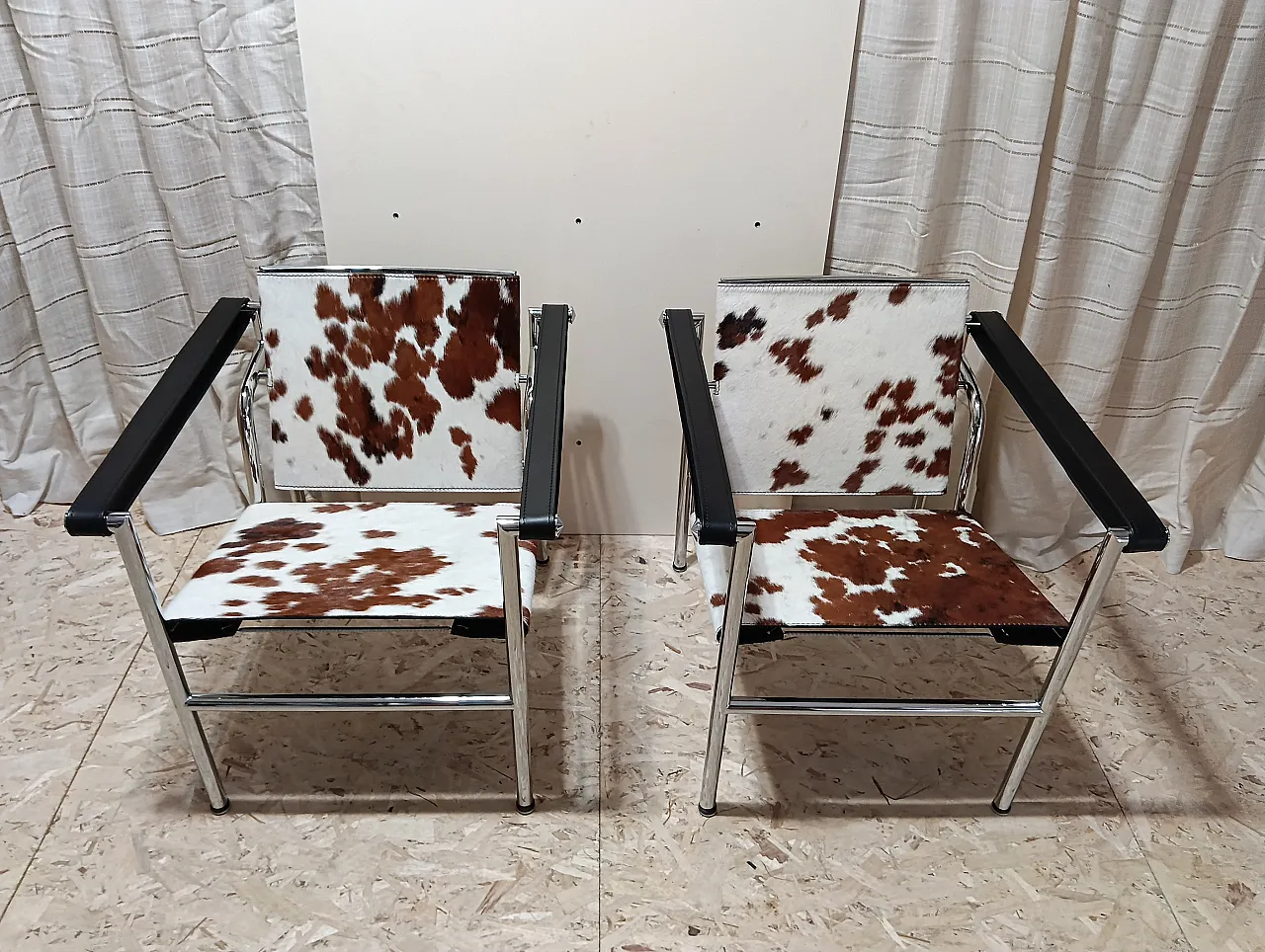 Coppia di LC1 di Alivar pelo maculato bianco e marrone, anni 2000 47