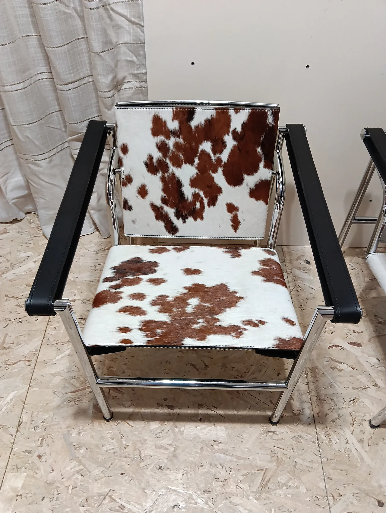 Coppia di LC1 di Alivar pelo maculato bianco e marrone, anni 2000 49