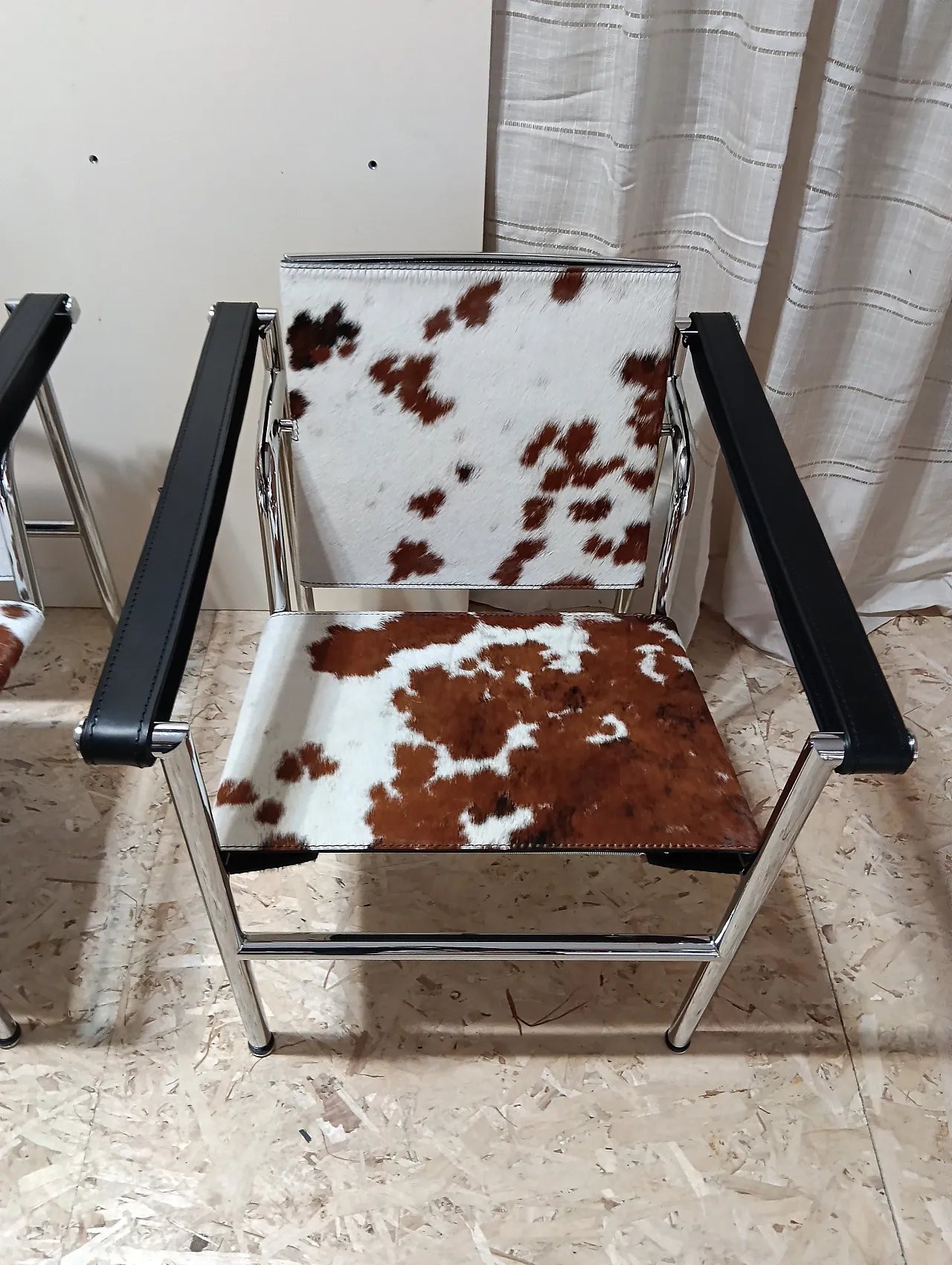 Coppia di LC1 di Alivar pelo maculato bianco e marrone, anni 2000 50