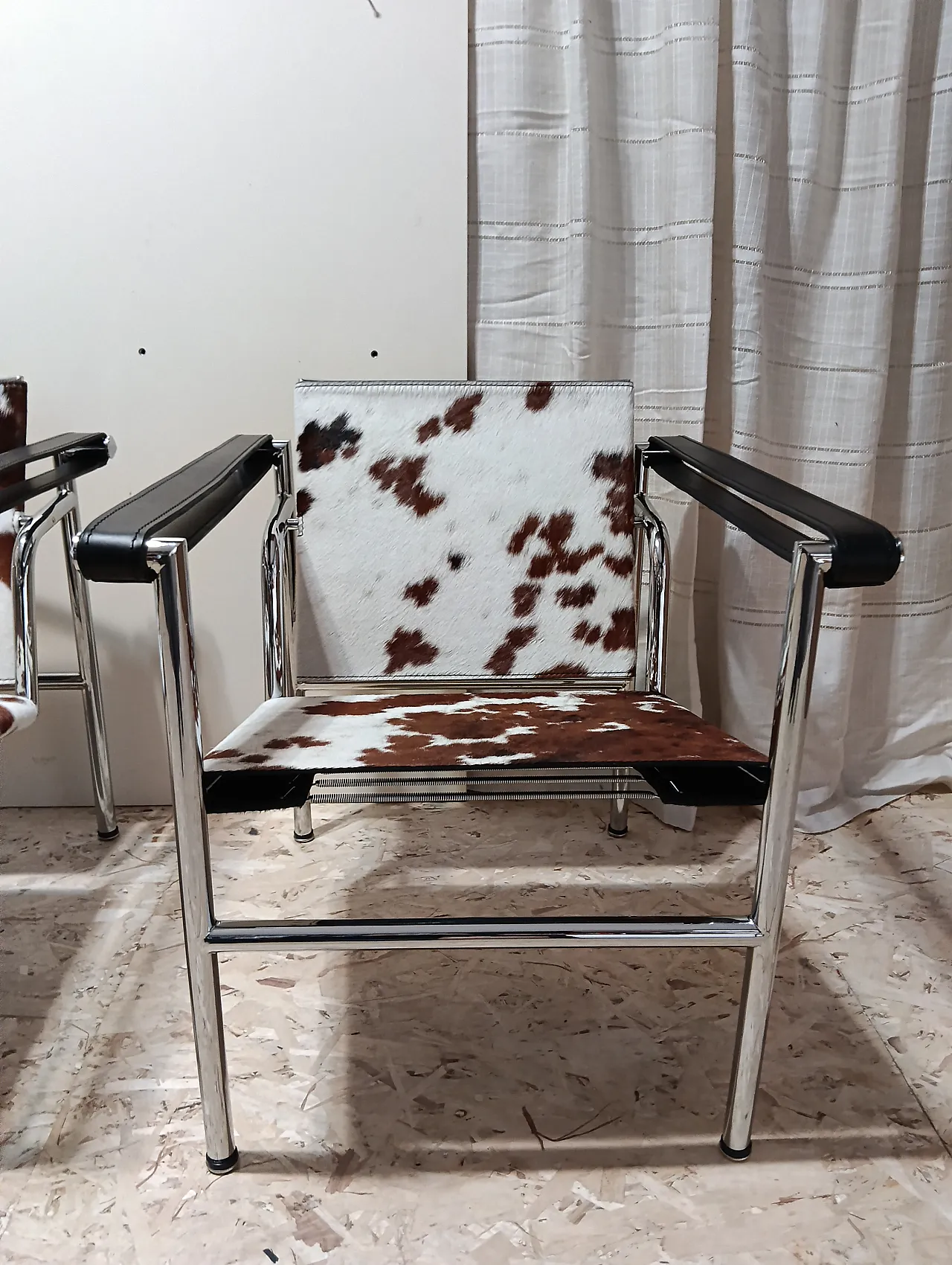 Coppia di LC1 di Alivar pelo maculato bianco e marrone, anni 2000 54