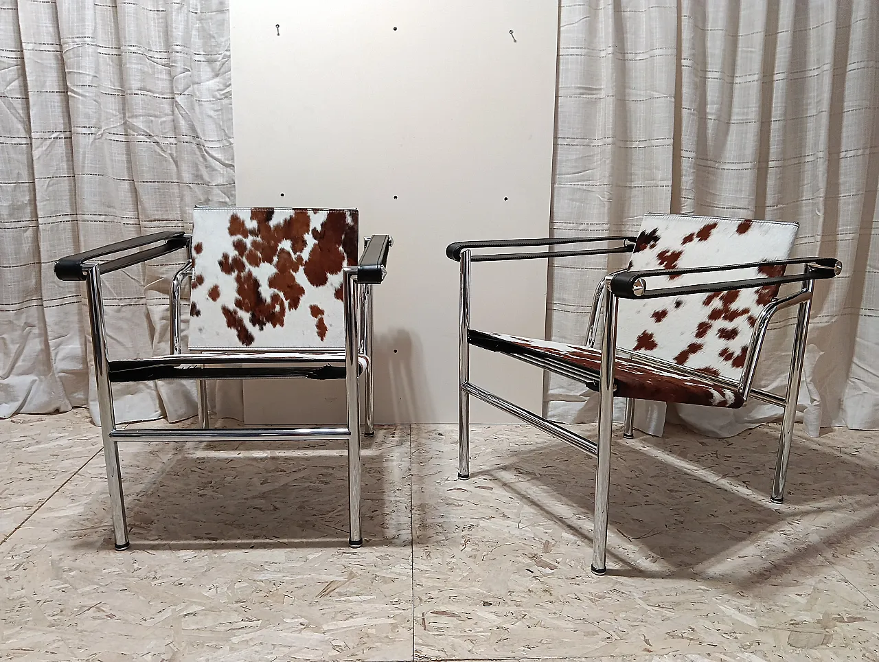 Coppia di LC1 di Alivar pelo maculato bianco e marrone, anni 2000 57