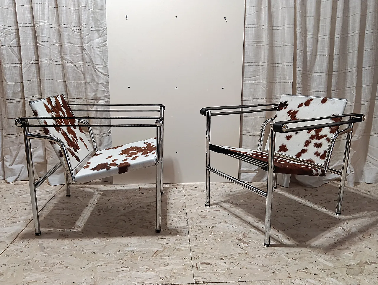Coppia di LC1 di Alivar pelo maculato bianco e marrone, anni 2000 61