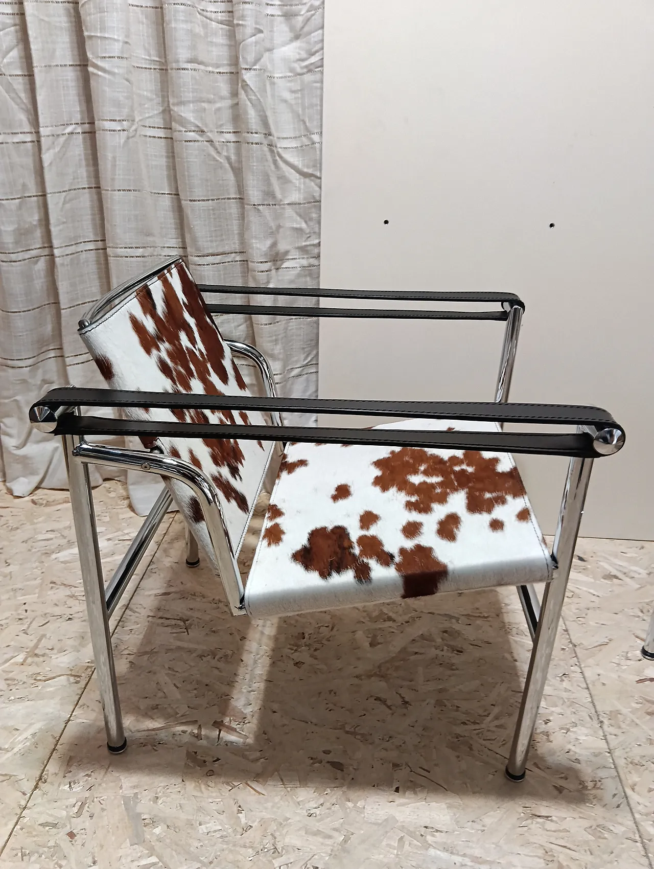 Coppia di LC1 di Alivar pelo maculato bianco e marrone, anni 2000 65