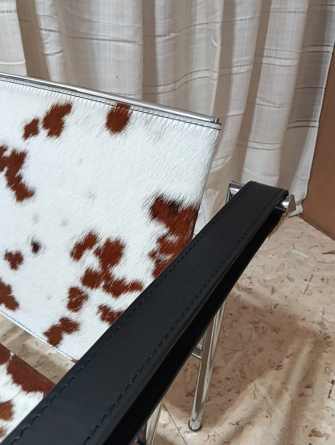 Coppia di LC1 di Alivar pelo maculato bianco e marrone, anni 2000 74