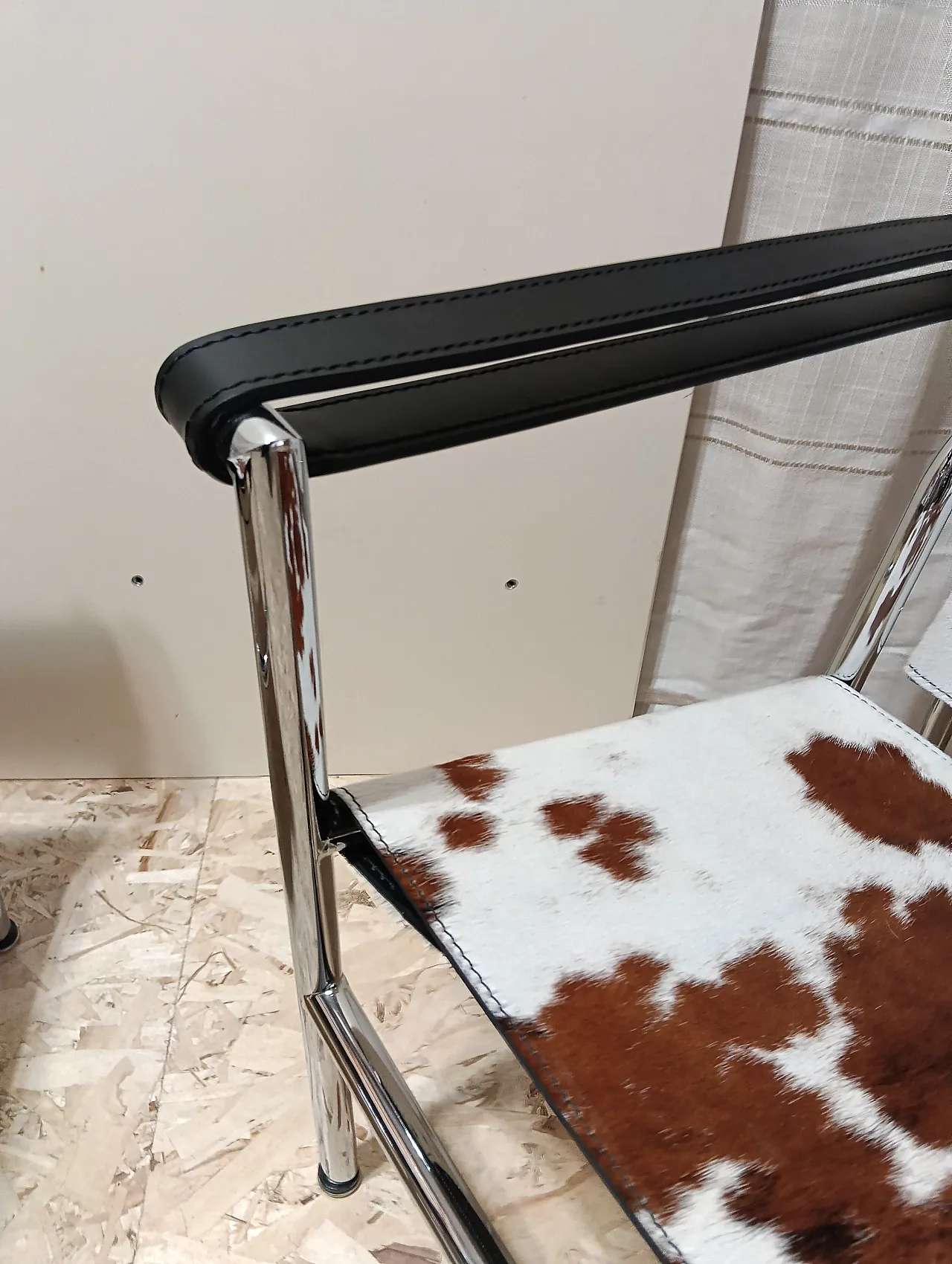 Coppia di LC1 di Alivar pelo maculato bianco e marrone, anni 2000 75
