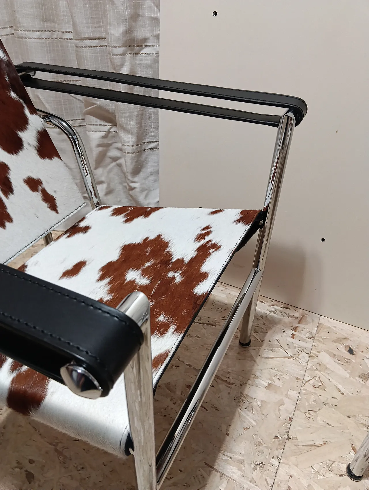 Coppia di LC1 di Alivar pelo maculato bianco e marrone, anni 2000 76